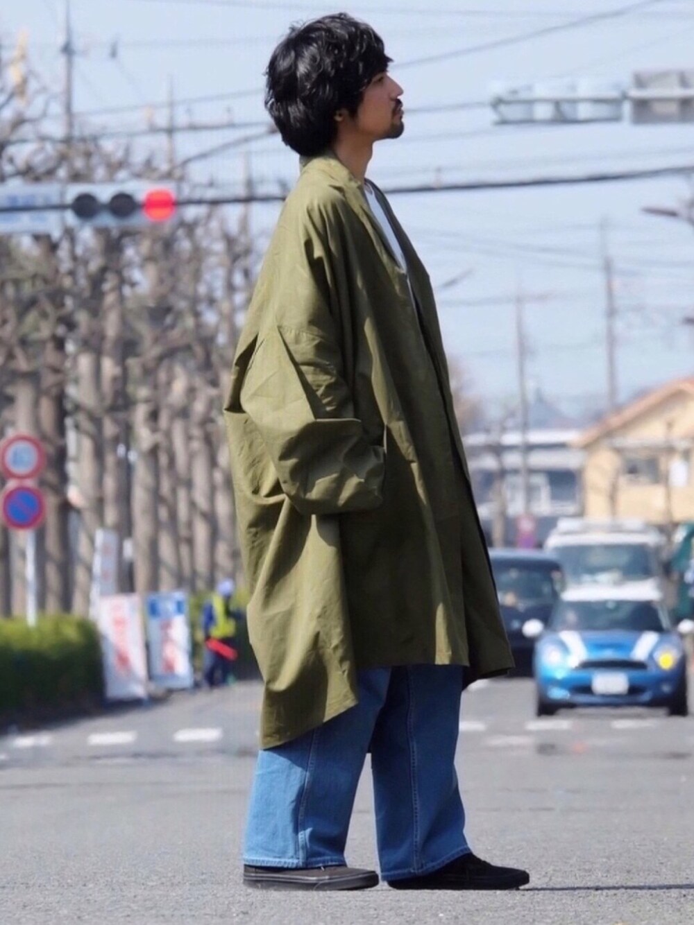 「大人カジュアル、カジュアル、オーバーサイズ、スニーカーコーデ、ワイドデニム、ラフ、ロングジャケット、ガウン、ootd」｜「CAMBIOのmj5353-Loose Gown Shirts Jacket ジャケット（その他アウター、グリーン系）」を使った、アッキーさん（メンズ・165cm）の春コーディネートの1枚目の写真
