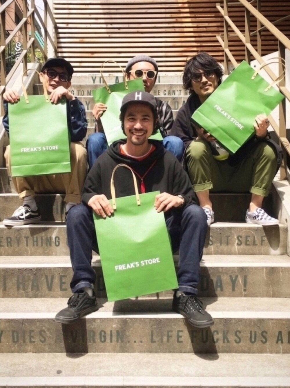 「FREAK'S STORE×TASCLAPタイアップ企画、おしゃれさんと繋がりたい、カジュアル、アメカジ、夏コーデ、オトナカジュアル、VANS、春、ブラック」｜「😎yuumaさんのアイテム（雑誌、ゴールド系）」を使った、アッキーさん（メンズ・165cm）の春コーディネートの1枚目の写真