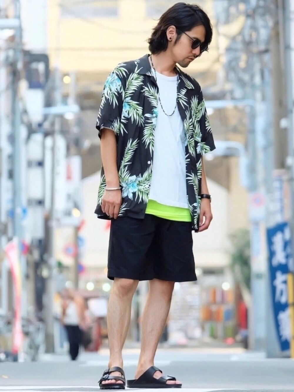「休日スタイル、暑い、オープンカラーシャツ、サングラス、シャツスタイル、サンダル、夏、ビルケンシュトック、アロハ柄、サンダルフェス2018」｜「ANGENEHMのmhs1122-Vintage Like Loose Aloha Shirts シャツ（シャツ/ブラウス、ブラック系）」を使った、アッキーさん（メンズ・165cm）の夏コーディネートの1枚目の写真