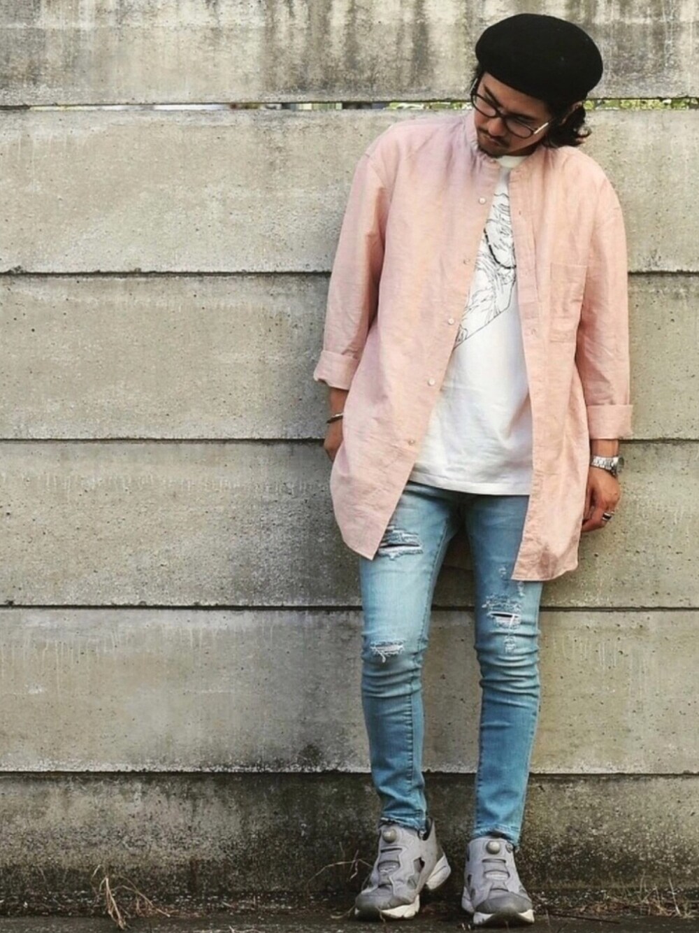 ホワイト系のTシャツ/カットソー、ピンク系のシャツ/ブラウス、グレー系のスニーカーを着用したメンズの夏コーディネートの1枚目の写真