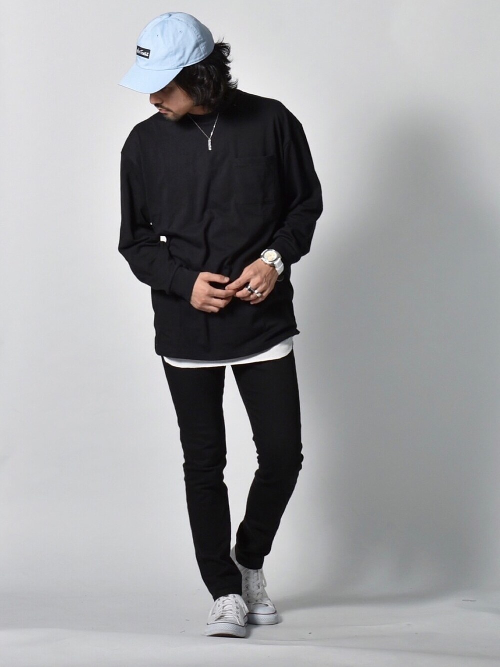 「秋服準備はじめました、シンプルコーデ、オーバーサイズ、秋服、オールブラック、パパコーデ、ワントーンコーデ、モノトーン、ロングTシャツ、UNIQLO」｜「Calvin KleinのCALVIN　KLEIN　カルバン　クライン　Achieve　アチーブ　ラフ・シモンズ（アナログ腕時計、ホワイト系）」を使った、アッキーさん（メンズ・165cm）の秋コーディネートの1枚目の写真