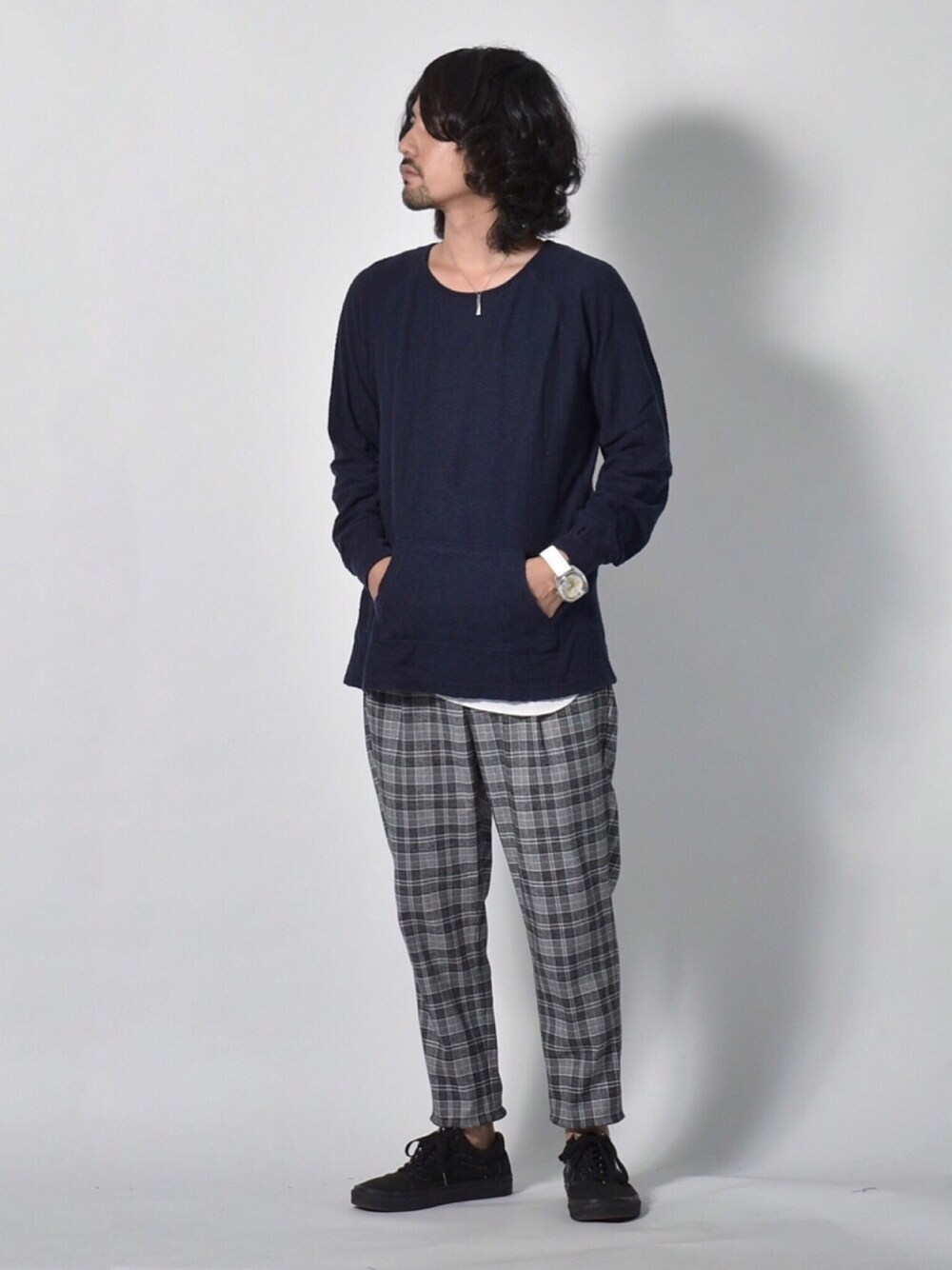 「秋服準備はじめました、秋のコーデ、チェックパンツ、プルオーバーパーカー、プルオーバー、秋コーデ、ネイビー×ホワイト、ジョガーパンツ、お洒落さんとつながりたい」｜「ANGENEHMのmp5395-Melange Check Tapered Rib Pants パンツ（その他パンツ、グレー系）」を使った、アッキーさん（メンズ・165cm）の秋コーディネートの1枚目の写真