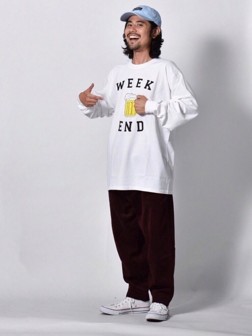 「秋服準備はじめました、秋コーデ、大人カジュアル、スニーカー、ゆるコーデ、ビッグシルエット、オーバーサイズ、コーデュロイパンツ、ロンT、ビール」｜「Revo.の＜直営店限定＞ GILDAN/ギルダン PRINT LONG SLEEVE T-SHIRTS（Tシャツ/カットソー、ホワイト系）」を使った、アッキーさん（メンズ・165cm）の秋コーディネートの1枚目の写真
