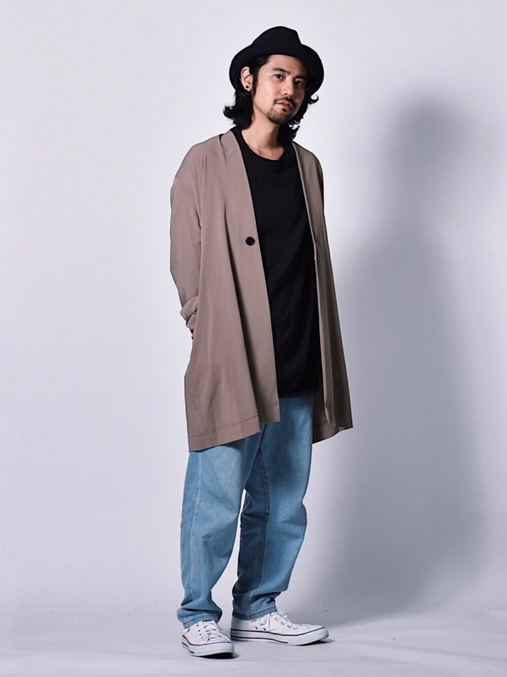 「秋のブラウンスタイル、秋コーデ、キレイめ、ビッグシルエット、大人コーデ、秋服準備はじめました、デニム、ロンT、ガウンコート、スニーカー」｜「ANGENEHMのmj5327-Rough Gown Coat コート（その他アウター、ベージュ系）」を使った、アッキーさん（メンズ・165cm）の秋コーディネートの1枚目の写真