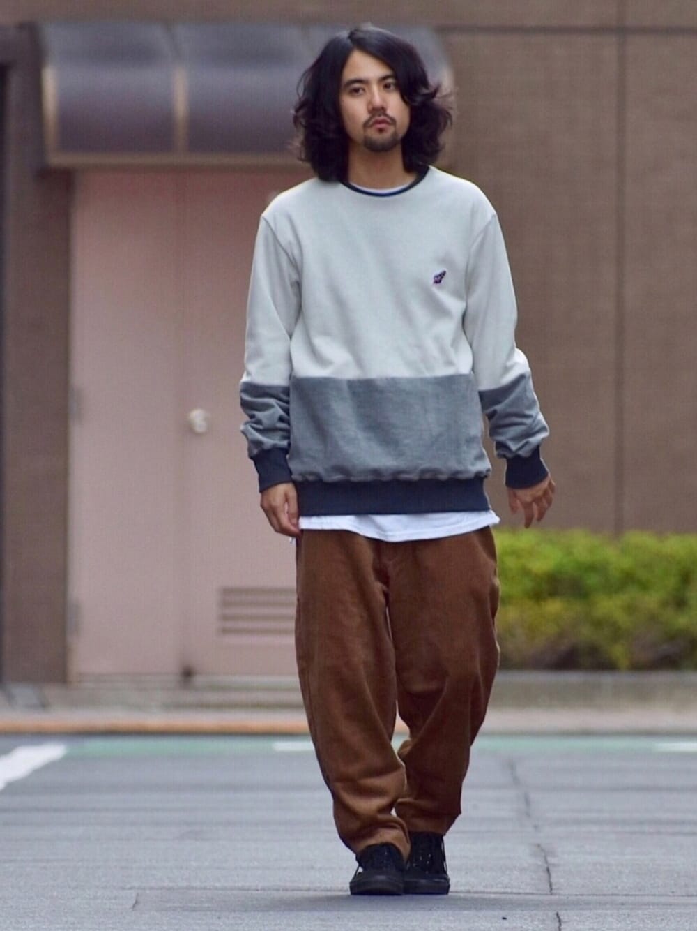 「秋コーデ、スニーカー、ラフ、オトナカジュアル、コーデュロイ、秋、スウェット、ワイドパンツ、コーデュロイパンツ、masterkey 」｜「masterkeyのアイテム（スウェット、グレー系）」を使った、アッキーさん（メンズ・165cm）の秋コーディネートの1枚目の写真