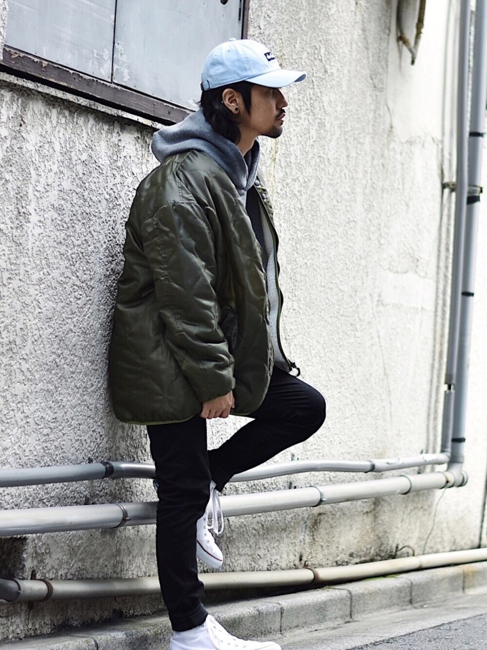 「ストリート服が好き、カジュアルコーデ、冬コーデ、韓国ファッション、UNIQLO、カーキ、アメカジ、ストリートMIX、ボアフリース、キルトジャケット」｜「INASTUDIOS ZOOの「INASTUDIOS SELECT」リバーシブルキルトジャケット（ミリタリージャケット、グリーン系）」を使った、アッキーさん（メンズ・165cm）の秋コーディネートの1枚目の写真