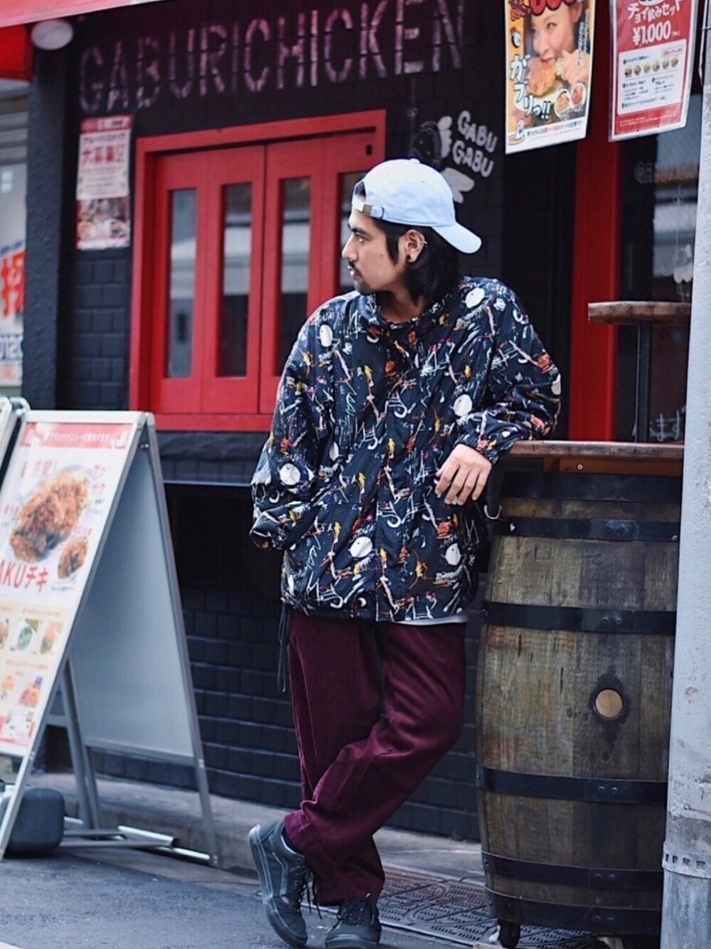 「お目立ちネオンコーデ、ゆるコーデ、オトナカジュアル、ブラック、コーデュロイパンツ、ナイロンジャケット、柄ジャケット、キャップ後ろかぶり、スニーカー、ストリートMIX」｜「Revo.のRevo. 総柄ナイロン トラックジャケット［2018AW］（ナイロンジャケット、その他）」を使った、アッキーさん（メンズ・165cm）の秋コーディネートの1枚目の写真