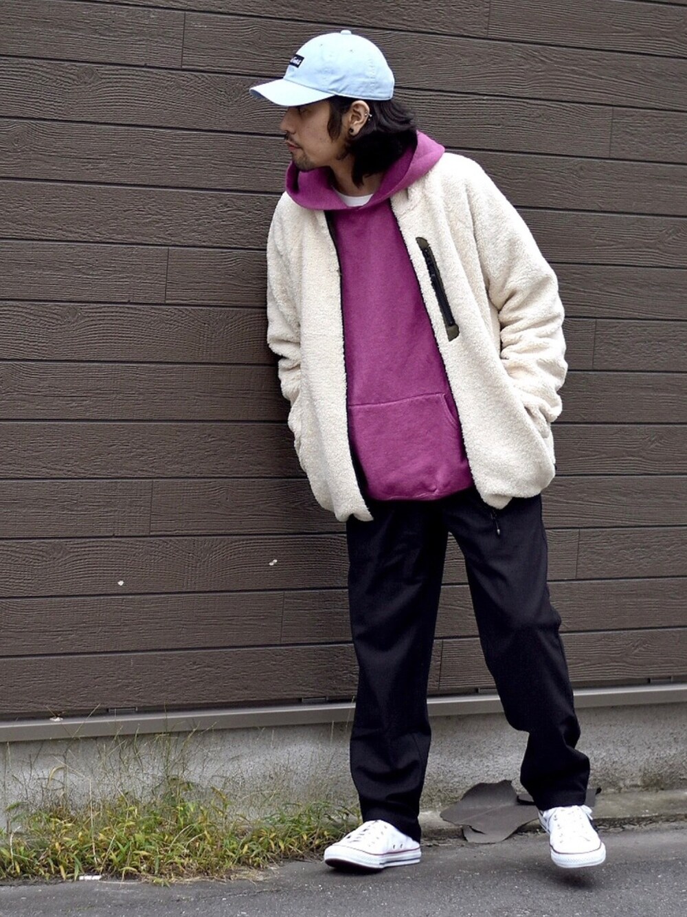 「アイラブCONVERSE、ビッグシルエット、パーカー、スニーカーコーデ、コンバース、キャップ、ボアジャケット、ボア、ボアブルゾン、リバーシブル」｜「Revo.のRevo. リバーシブル ボア×ナイロン スタンドジャケット［2018AW］（ブルゾン、ベージュ系）」を使った、アッキーさん（メンズ・165cm）の冬コーディネートの1枚目の写真