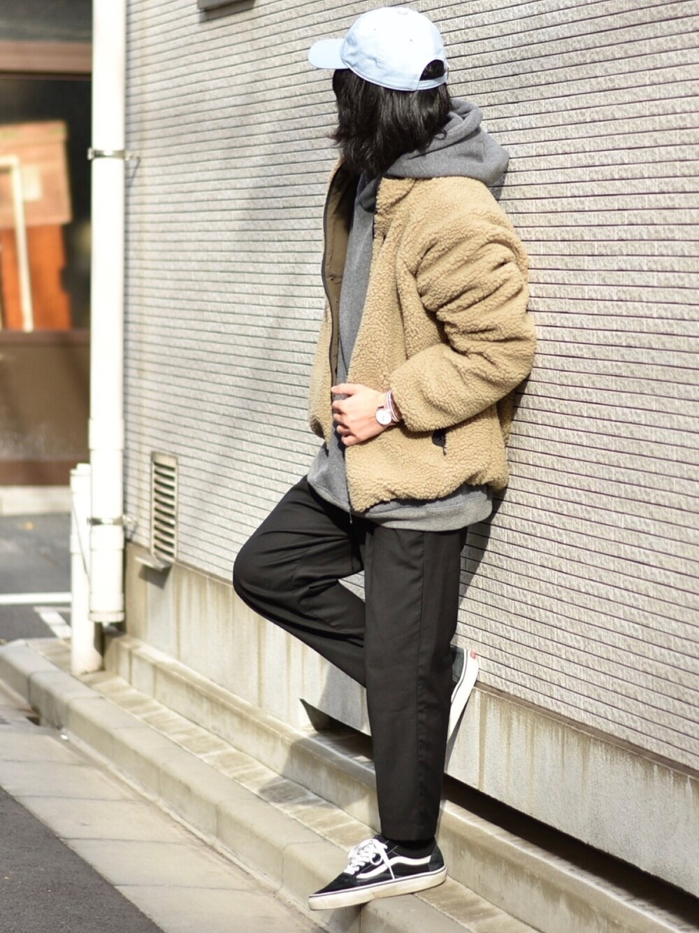 「ビッグシルエット、ボア、ボアジャケット、ボアブルゾン、streetstyle、レイヤードスタイル、ベージュ」｜「FREAK'S STOREのリバーシブルボアフリースジャケット（ブルゾン、ベージュ系）」を使った、アッキーさん（メンズ・165cm）の冬コーディネートの1枚目の写真