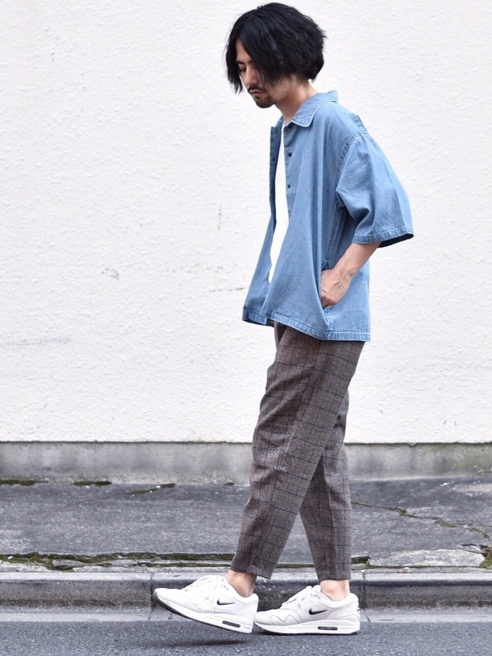 「休日スタイル、きれいめカジュアル、大人カジュアル、スニーカー、白Tシャツ、コーチジャケット、デニムコーチジャケット、チェックパンツ、アンクルパンツ、エアマックス」｜「Anytime Songsのデニムコーチシャツ（シャツ/ブラウス、ブルー系）」を使った、アッキーさん（メンズ・165cm）の夏コーディネートの1枚目の写真