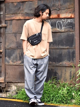 「ベージュTシャツ」｜「アイテム（スニーカー）」を使った、アッキーさん（メンズ・165cm）の夏コーディネート