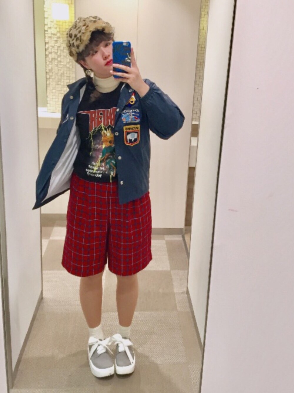 「赤チェック、Tokyo bopper、ひょう柄、キャスケット、関ジャニ∞、ライブTシャツ、ファー小物、used、古着、BEAMS BOY」｜「BEAMS BOYのアイテム（ナイロンジャケット、ブルー系）」を使った、らりさん（レディース・164cm）の冬コーディネートの1枚目の写真
