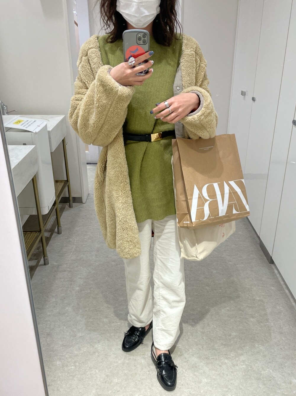 「クリスマス、ニット、カジュアルコーデ、パンツスタイル、コーデュロイ、大人カジュアル、ピスタチオ、相互フォロー、高身長女子、きれいめカジュアル」｜「CAPRICIEUX LE'MAGEのラクーンウール畦チュニック（ニット/セーター、グリーン系）」を使った、shino hayasakiさん（レディース・165cm）の冬コーディネートの1枚目の写真