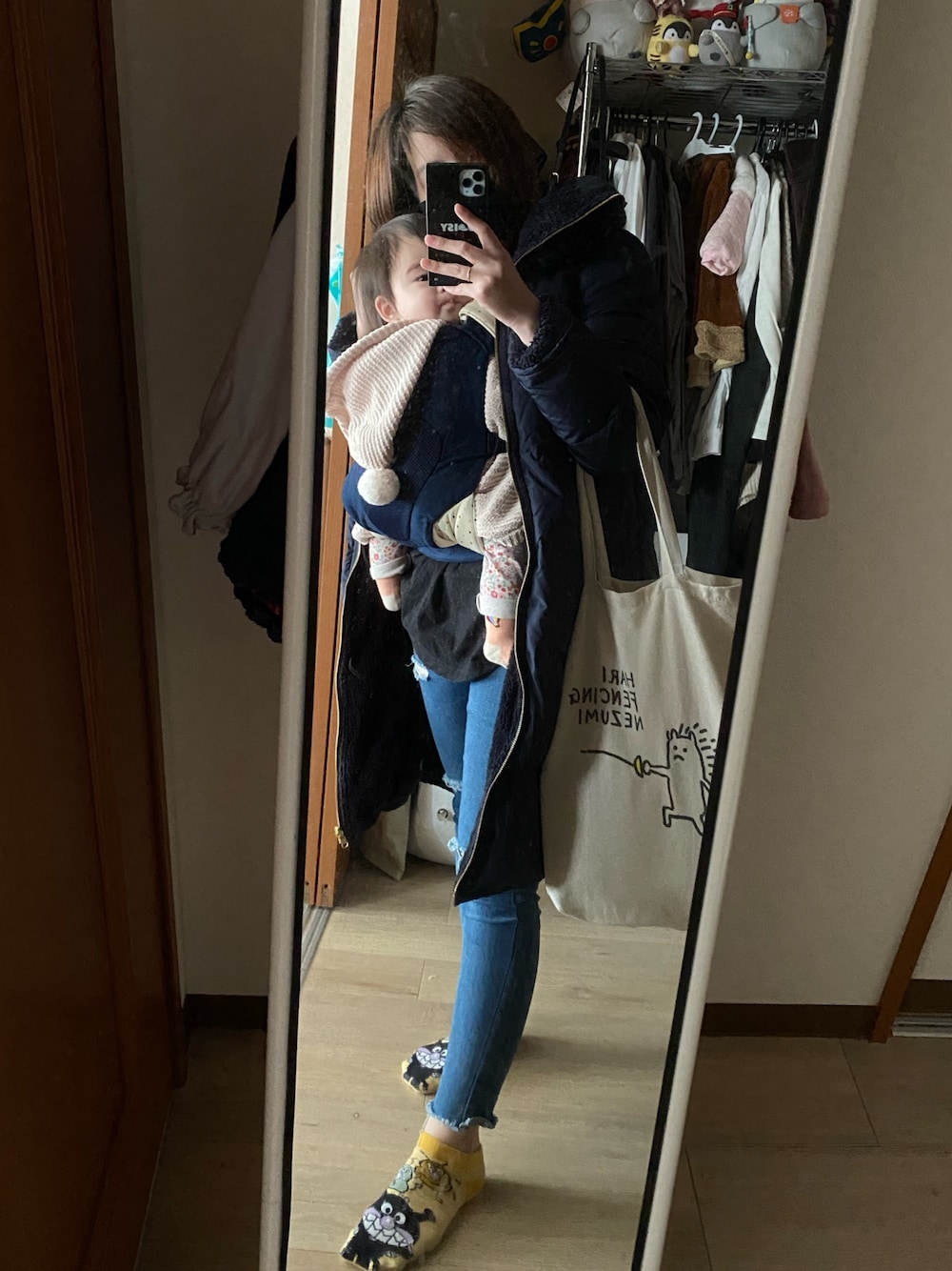 「カジュアル、冬コーデ、ロングダウン、抱っこ紐、aprica、抱っこ紐コーデ、MISCH MASCH、WEGO、いいね、save、フォローお願いします🤑、followme」｜「apres les coursのアイテム（ポンチョ、ホワイト系）」を使った、千さん（レディース・154cm）の冬コーディネートの1枚目の写真