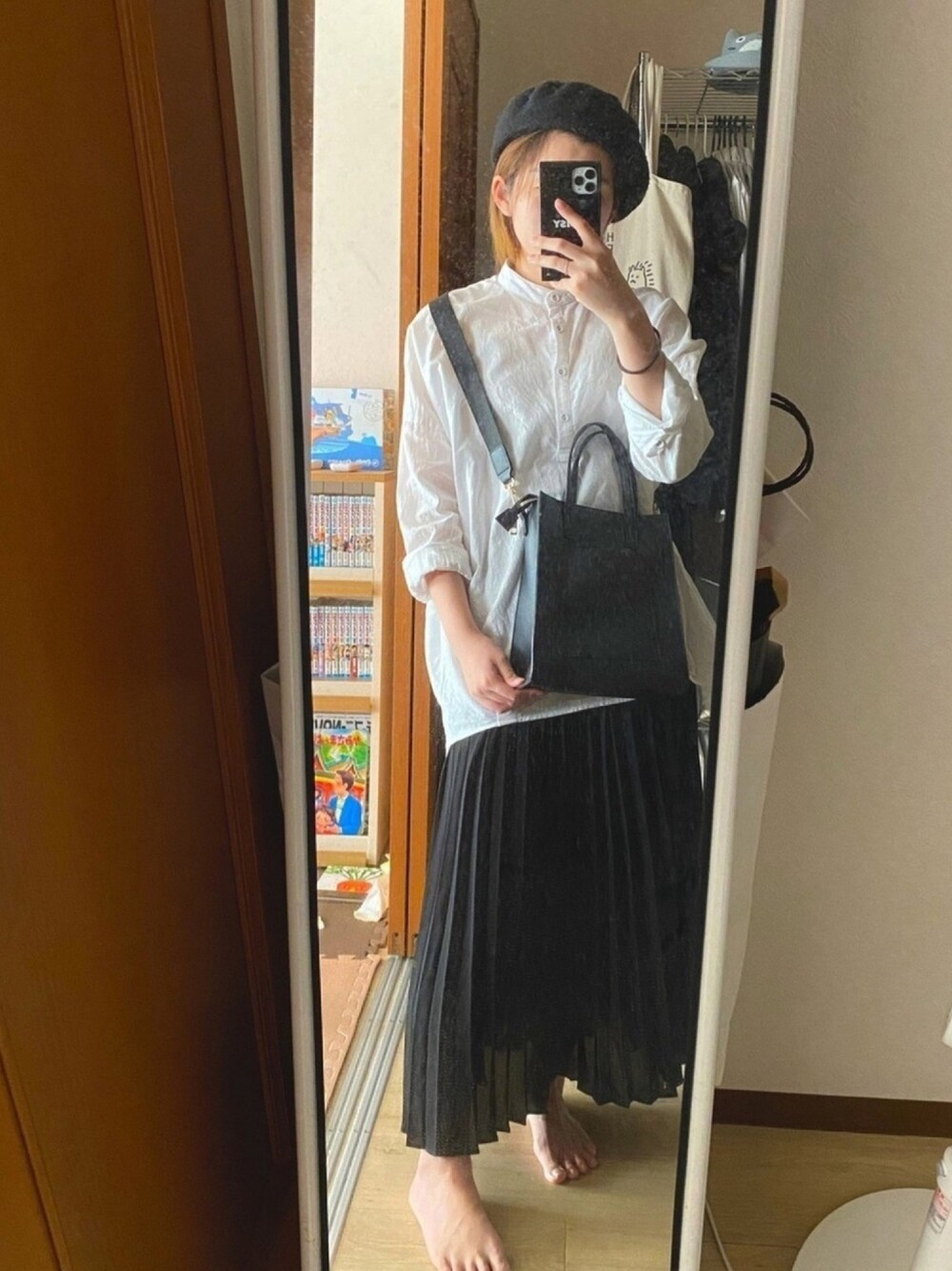 「シンプルコーデ、モノトーン、ベレー帽、GRL、プリーツスカート、黒が好き、いいね、save、フォローお願いします🤑」｜「antiquaのシンプルだから拘った、カタチと素材。綿麻スタンドカラーシャツ（シャツ/ブラウス、ホワイト系）」を使った、千さん（レディース・154cm）の秋コーディネートの1枚目の写真