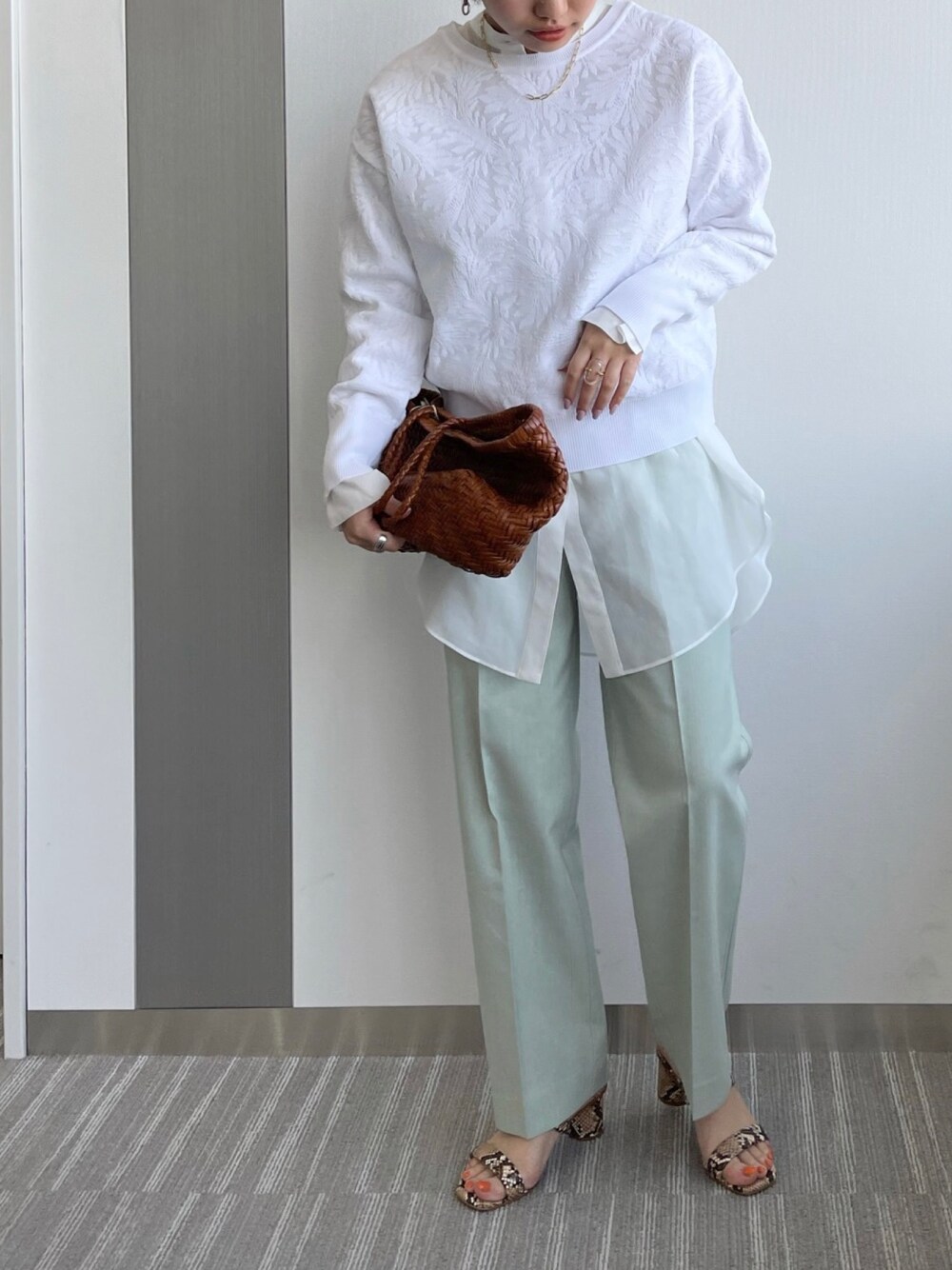 グリーン系のその他パンツ、ホワイト系のシャツ/ブラウス、ブラウン系のかごバッグを着用したレディースの春コーディネートの1枚目の写真