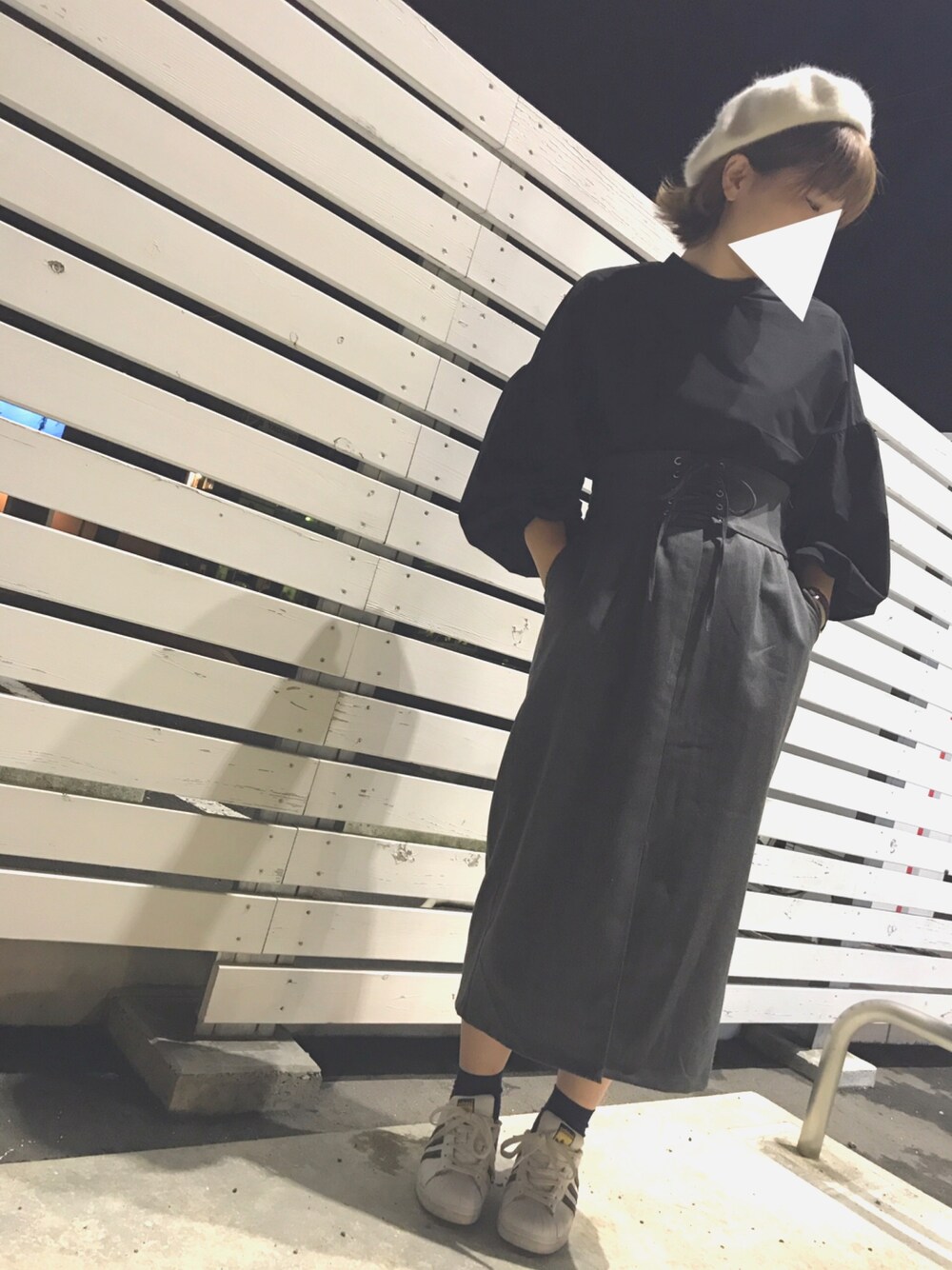 「秋コーデ、スニーカー、コルセットベルト、タイトスカート、袖ボリューム」｜「earth music&ecologyの・SET2点 コルセットベルト+スカート（スカート、グレー系）」を使った、miku.さん（レディース・163cm）の秋コーディネートの1枚目の写真
