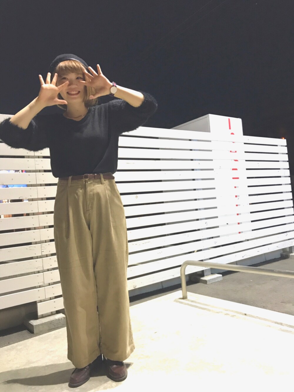 「秋のコーデ、ローファー、コーデュロイ、袖ボリューム、ふわふわニット、カジュアル、earth music&ecology」｜「natural coutureの袖フワフワプルオーバー（ニット/セーター、ブラック系）」を使った、miku.さん（レディース・163cm）の秋コーディネートの1枚目の写真