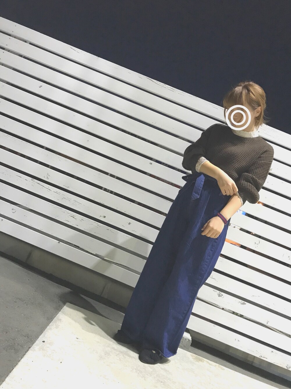 「秋コーデ、ハイネック、ワッフルニット、ブラウン、デニム、レースハイネック、earth music&ecology」｜「earth music&ecologyのワッフル柄ボリュームスリーブニットプルオーバー（ニット/セーター、ブラウン系）」を使った、miku.さん（レディース・163cm）の秋コーディネートの1枚目の写真