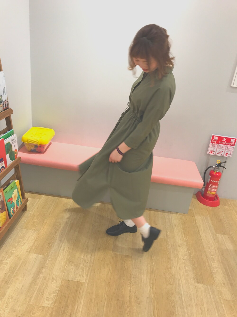 「ワンピース、earth music&ecology」｜「earth music&ecologyの・ドロストシャツワンピース（シャツワンピース、グリーン系）」を使った、miku.さん（レディース・163cm）の春コーディネートの1枚目の写真