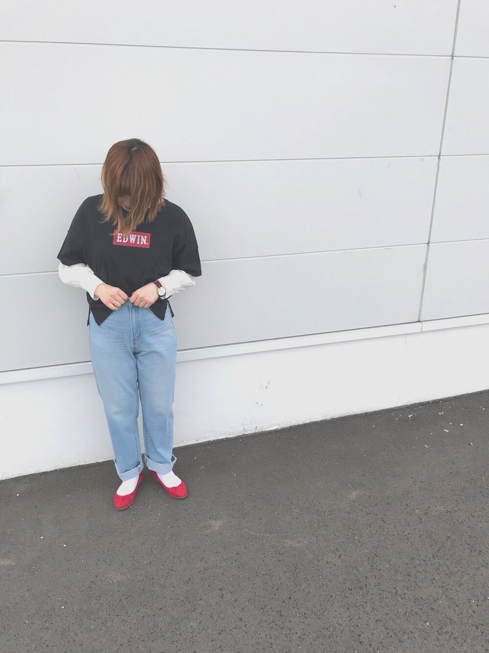 「earth music&ecology」｜「earth music&ecologyのアイテム（Tシャツ/カットソー、ブラック系）」を使った、miku.さん（レディース・163cm）の春コーディネートの1枚目の写真