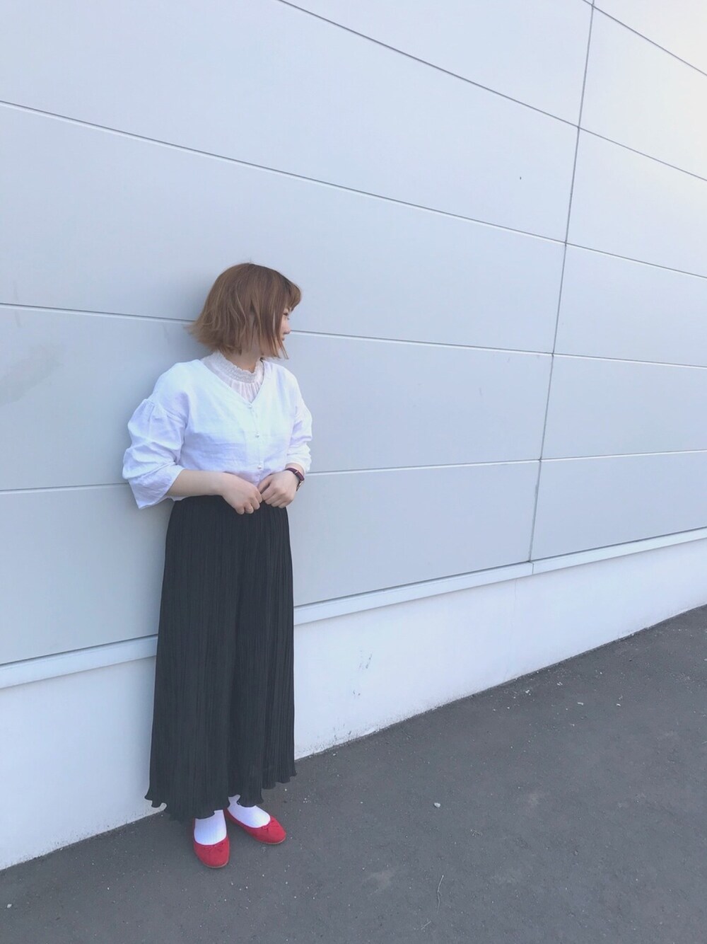 「earth music&ecology」｜「Green　Parksの・フレンチリネン前開きVネックブラウス（シャツ/ブラウス、ホワイト系）」を使った、miku.さん（レディース・163cm）の春コーディネートの1枚目の写真