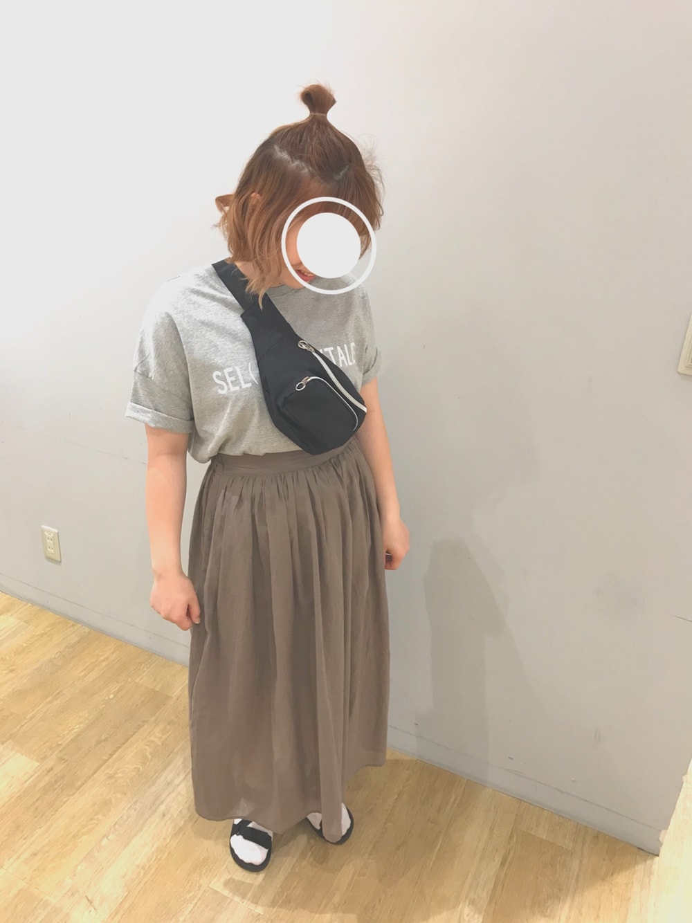 「earth music&ecologyの・SEL(F)AIRYTALES（Tシャツ/カットソー、グレー系）」を使った、miku.さん（レディース・163cm）の春コーディネートの1枚目の写真
