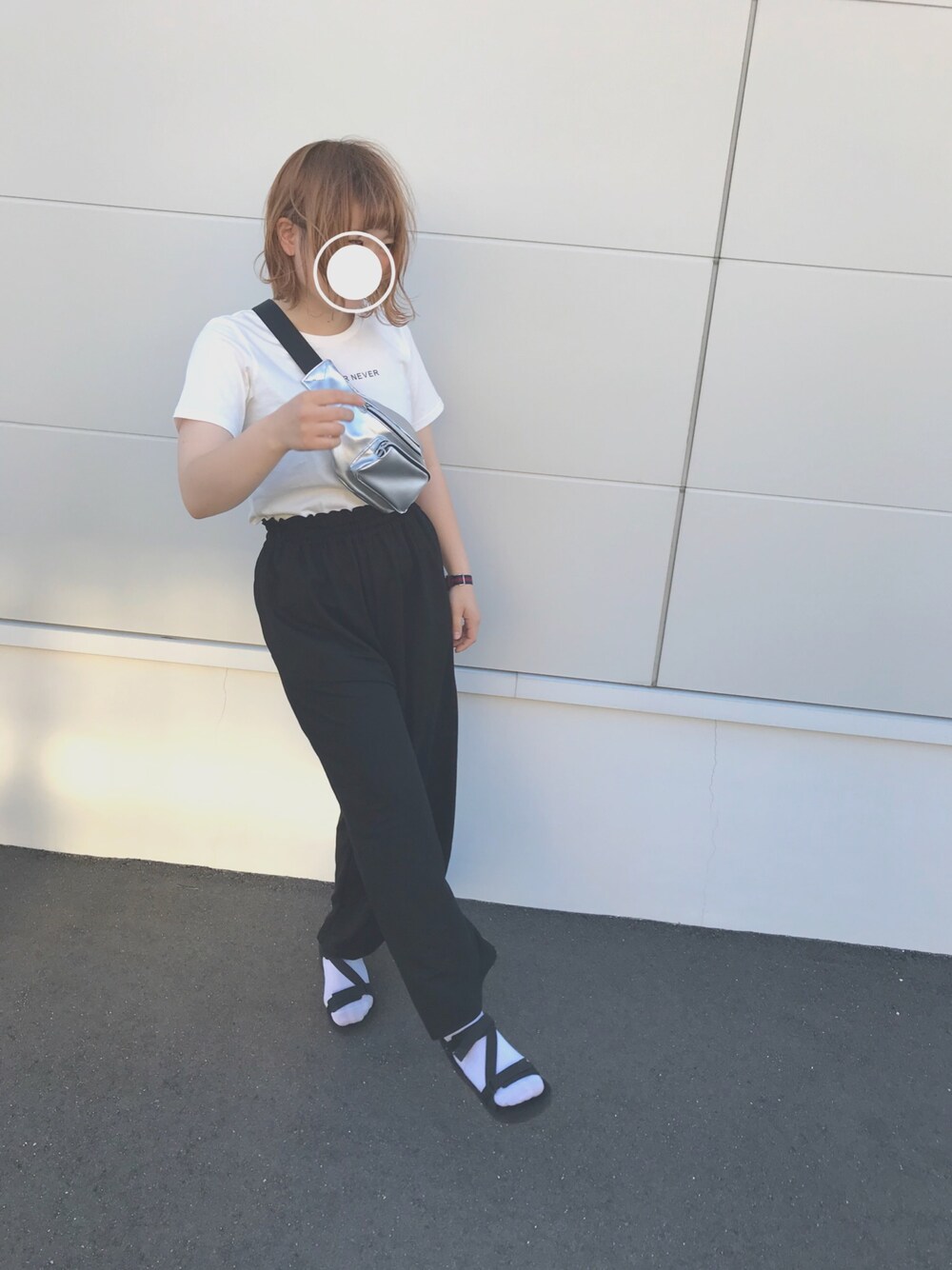 「earth music&ecologyのワンポイントロゴTシャツ（Tシャツ/カットソー、ホワイト系）」を使った、miku.さん（レディース・163cm）の春コーディネートの1枚目の写真