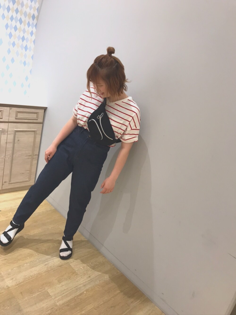 「earth music&ecologyの・ロールアップ袖プルオーバー（Tシャツ/カットソー、レッド系）」を使った、miku.さん（レディース・163cm）の春コーディネートの1枚目の写真