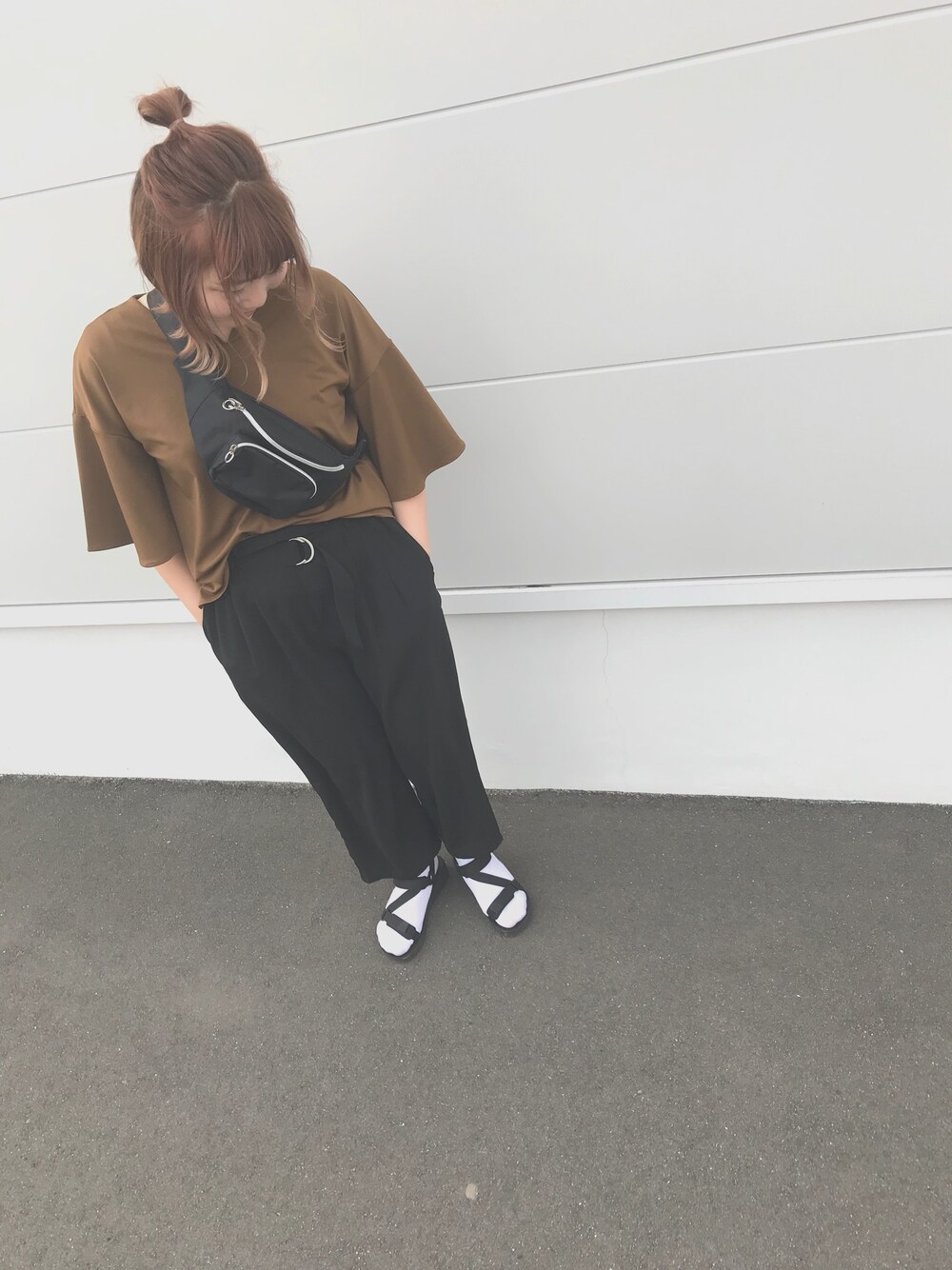 「earth music&ecologyの・キーネックカットプルオーバー（Tシャツ/カットソー、ブラウン系）」を使った、miku.さん（レディース・163cm）の春コーディネートの1枚目の写真