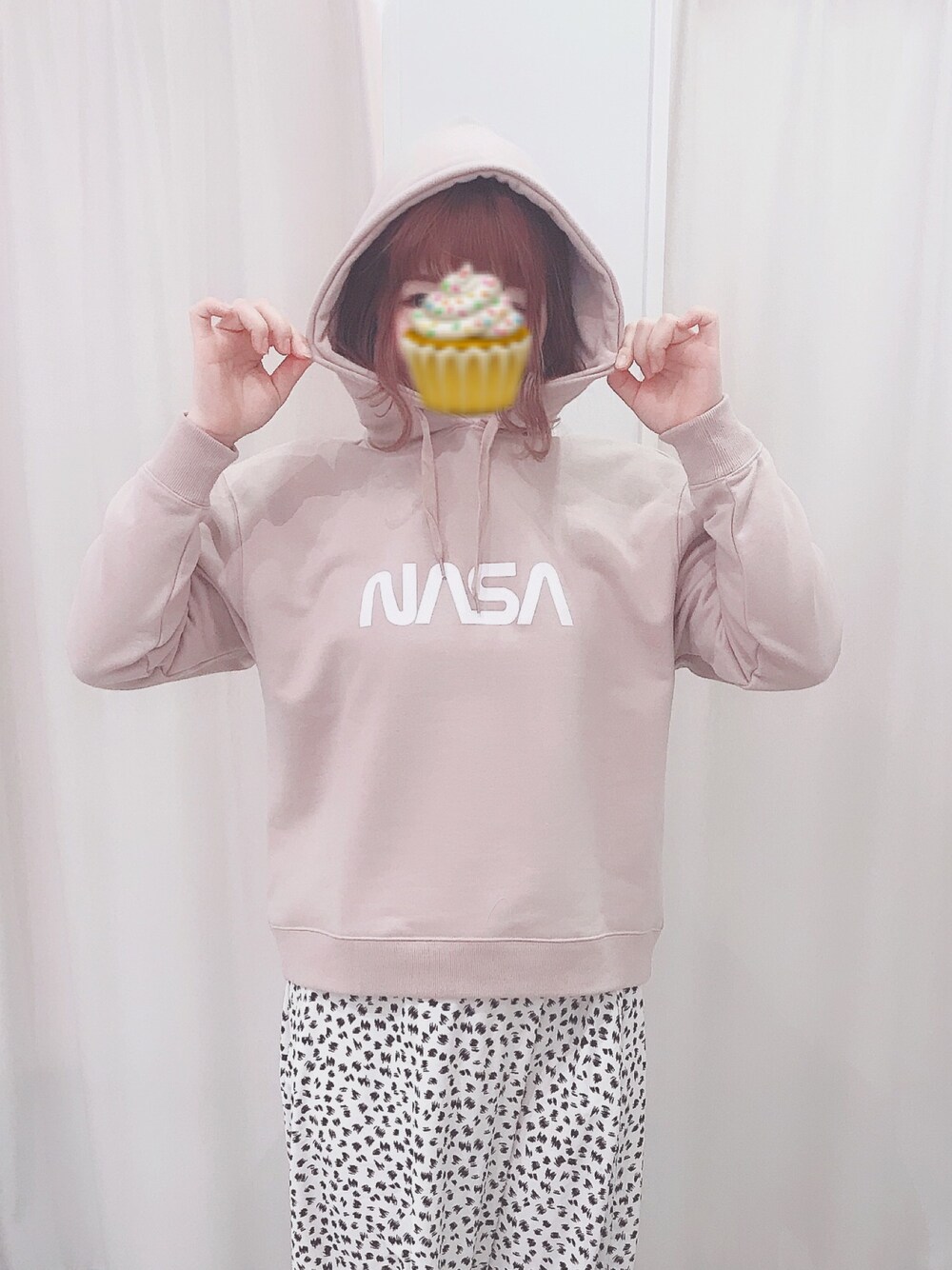 「NASAのNASA HOODIE（パーカー、ピンク系）」を使った、miku.さん（レディース・163cm）の春コーディネートの1枚目の写真