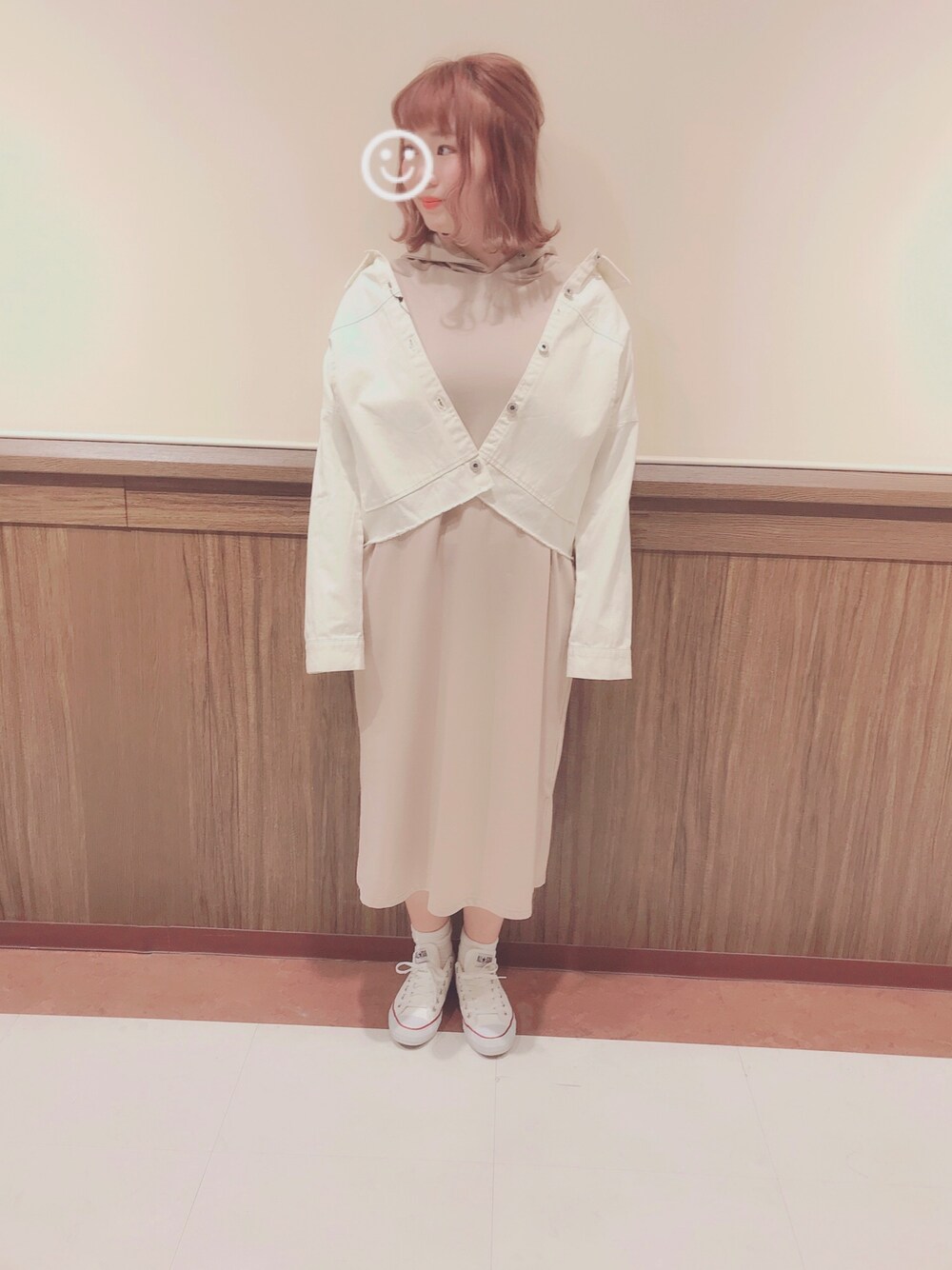 「E hyphen world galleryのフードスウェットワンピース（ワンピース、ベージュ系）」を使った、miku.さん（レディース・163cm）の春コーディネートの1枚目の写真