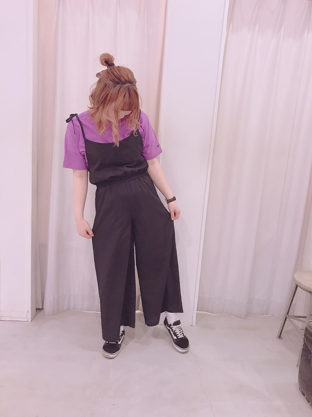 「E hyphen world gallery、オールインワン」｜「E hyphen world galleryのウエスト切替サロペット ○（サロペット/オーバーオール、ブラック系）」を使った、miku.さん（レディース・163cm）の春コーディネートの1枚目の写真