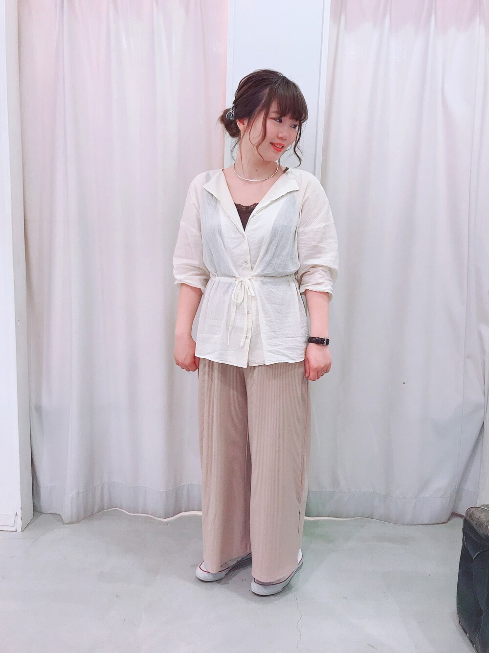 「E hyphen world galleryのウエストギャザーシャツチュニック ●（シャツ/ブラウス、ホワイト系）」を使った、miku.さん（レディース・163cm）の春コーディネートの1枚目の写真