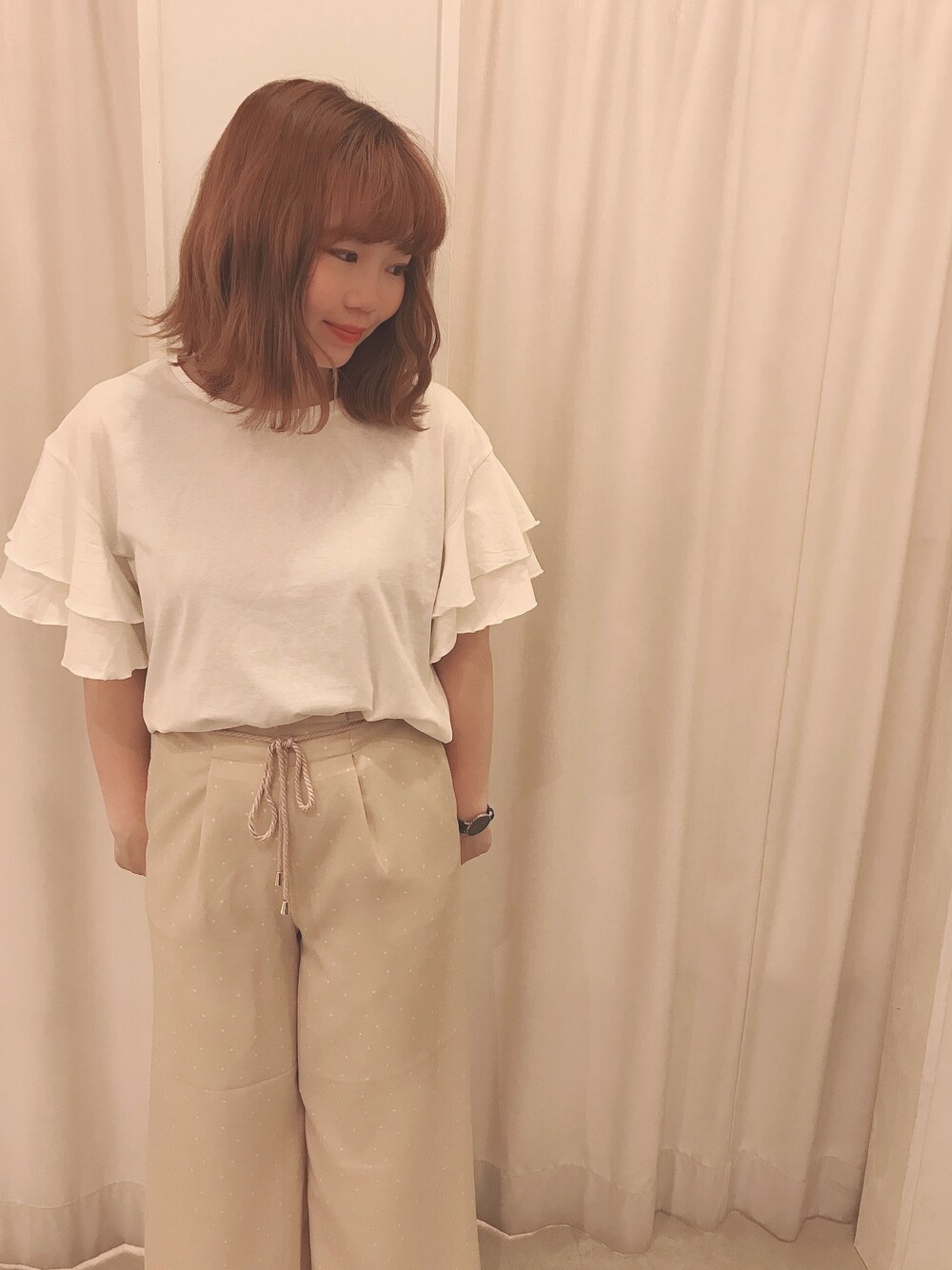 「イーハイフンワールドギャラリー(E hyphen world gallery)、ドットパンツ、ベージュ」｜「E hyphen world galleryのフリルスリーブプルオーバー ●（Tシャツ/カットソー、ホワイト系）」を使った、miku.さん（レディース・163cm）の春コーディネートの1枚目の写真