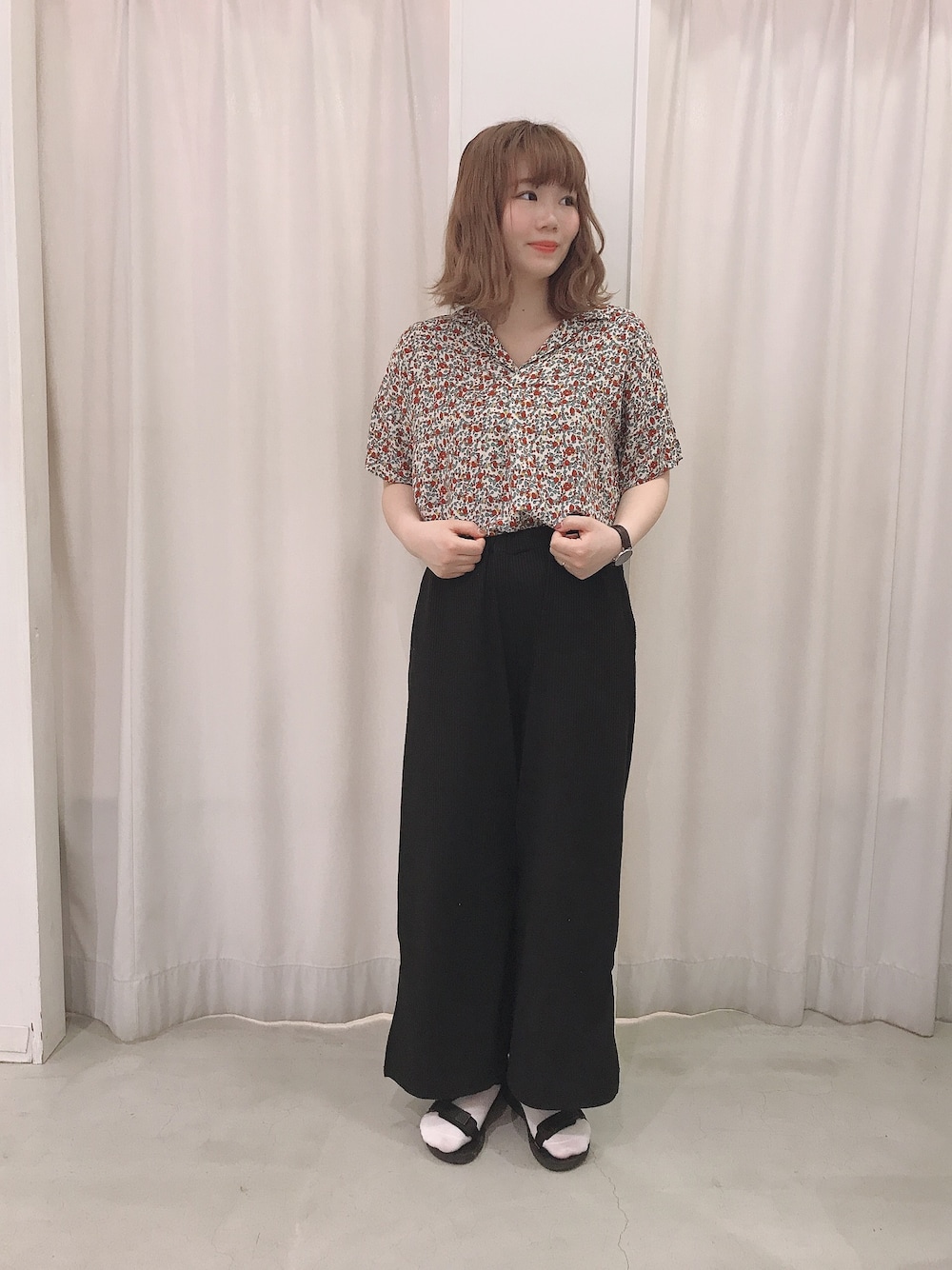 「花柄シャツ、アロハシャツ、イーハイフンワールドギャラリー(E hyphen world gallery)」｜「E hyphen world galleryの花柄開襟シャツ 〇（シャツ/ブラウス、ホワイト系）」を使った、miku.さん（レディース・163cm）の春コーディネートの1枚目の写真