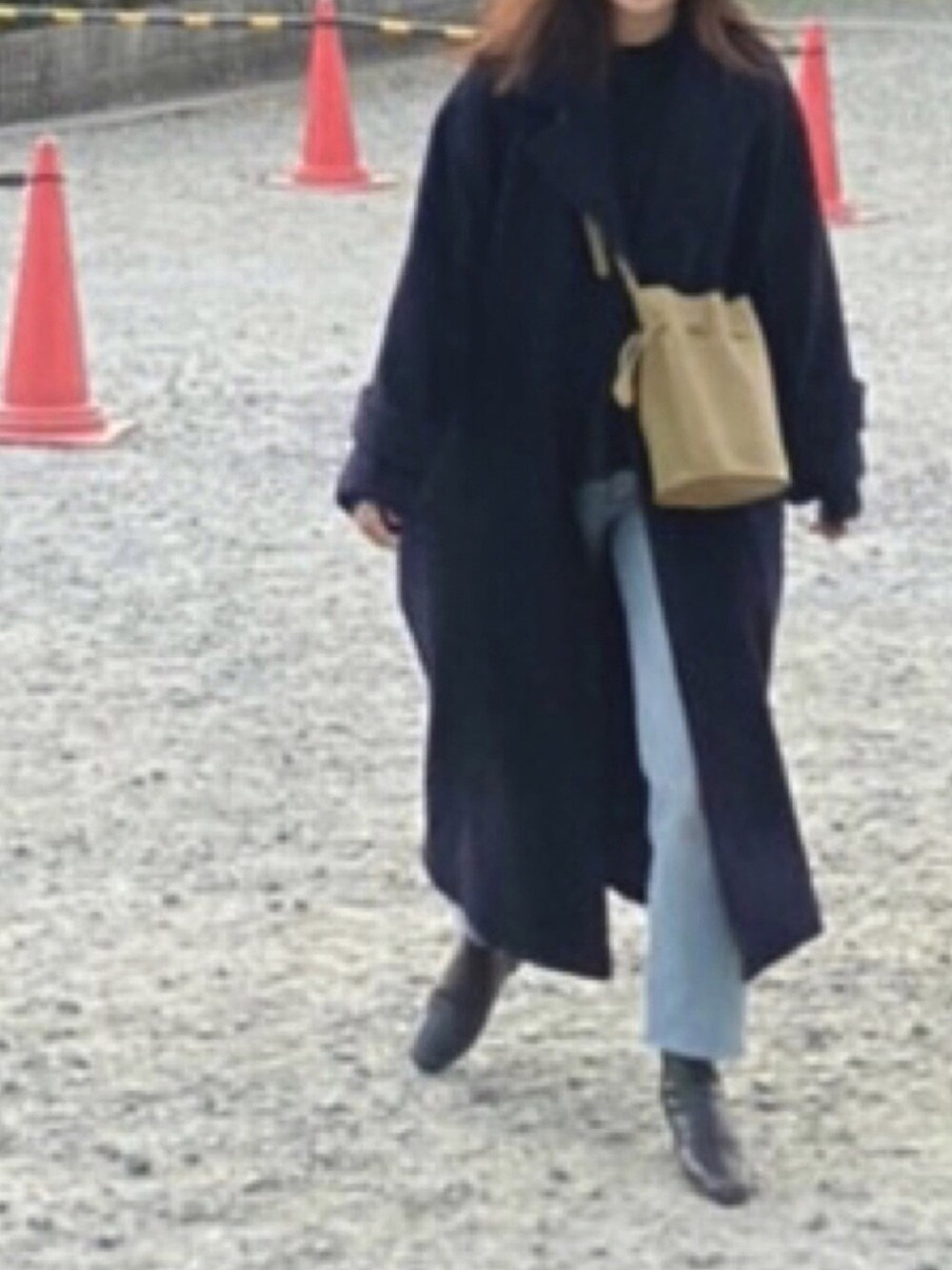 「冬コーデ、シンプルコーデ、カジュアルコーデ、ラクチンコーデ、パンツスタイル、お洒落さんとつながりたい、あけましておめでとうございます！、ラフ、キレイめ、ブラック」｜「Mila Owenのステッチガウンコート（その他アウター、ブルー系）」を使った、め。さん（レディース・156cm）の冬コーディネートの1枚目の写真
