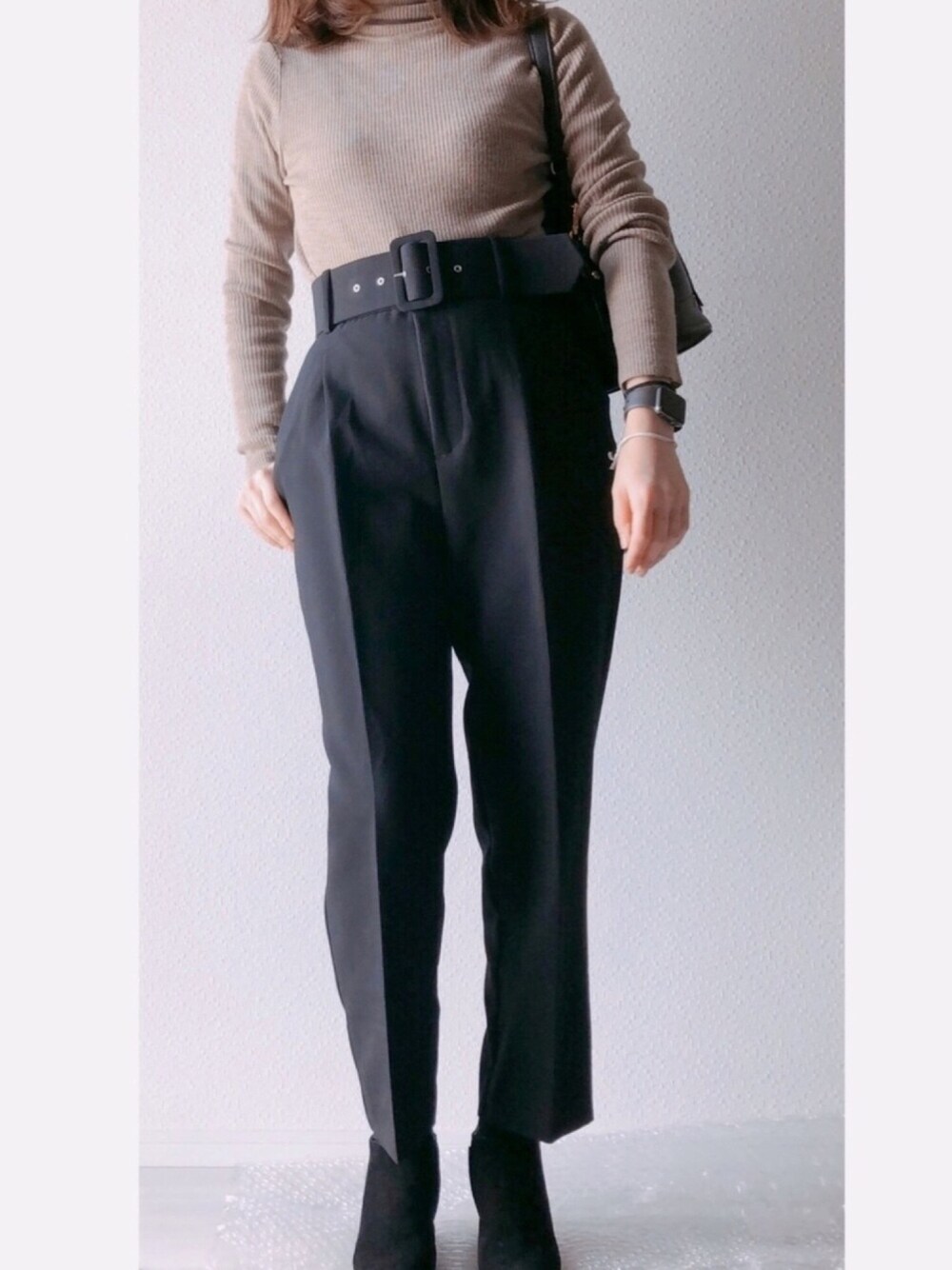 「黒、シンプル、ベージュ、ハイネックニット、ウエストマーク、ハイウエスト、ハイウエストパンツ、おとなコーデ、プラダ、低身長コーデ」｜「UNIQLOのエクストラファインメリノリブタートルネックセーター（長袖）（ニット/セーター、ベージュ系）」を使った、mini...☆さん（レディース・153cm）の冬コーディネートの1枚目の写真