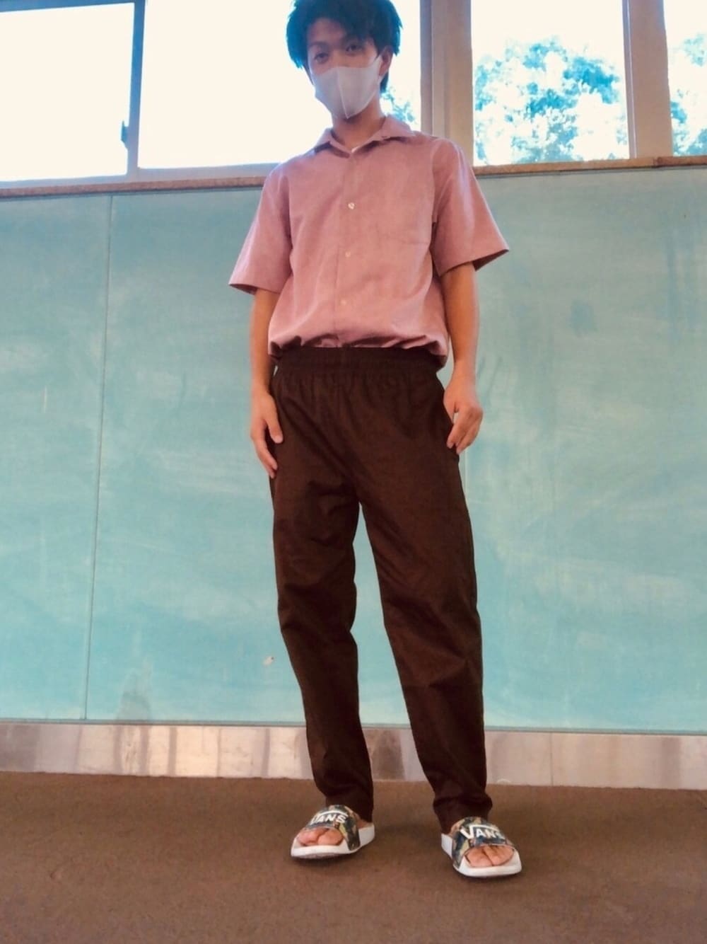 「秋コーデ、休日スタイル、シェフパンツ、おしゃれさんと繋がりたい、ゆるコーデ、シャツスタイル、シンプルコーデ、タックイン」｜「VANSのVANS ヴァンズ OVERS オーバーズ V7588  BOTANICAL BIRD（サンダル、その他）」を使った、まなぶ@相互フォロー募集さん（メンズ・175cm）の秋コーディネートの1枚目の写真