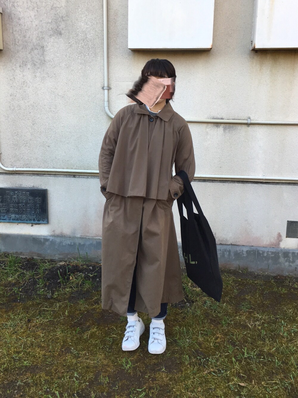 「ゆるコーデ、VANS、chaopanic、MHL.、スニーカー、白スニーカー、ベルクロ、ロングコート、トレンチコート、トートバッグ」｜「CHIPIEの【CHIPIE/シピー】デザイントレンチコート（トレンチコート、グリーン系）」を使った、chiさん（レディース・158cm）の秋コーディネートの1枚目の写真