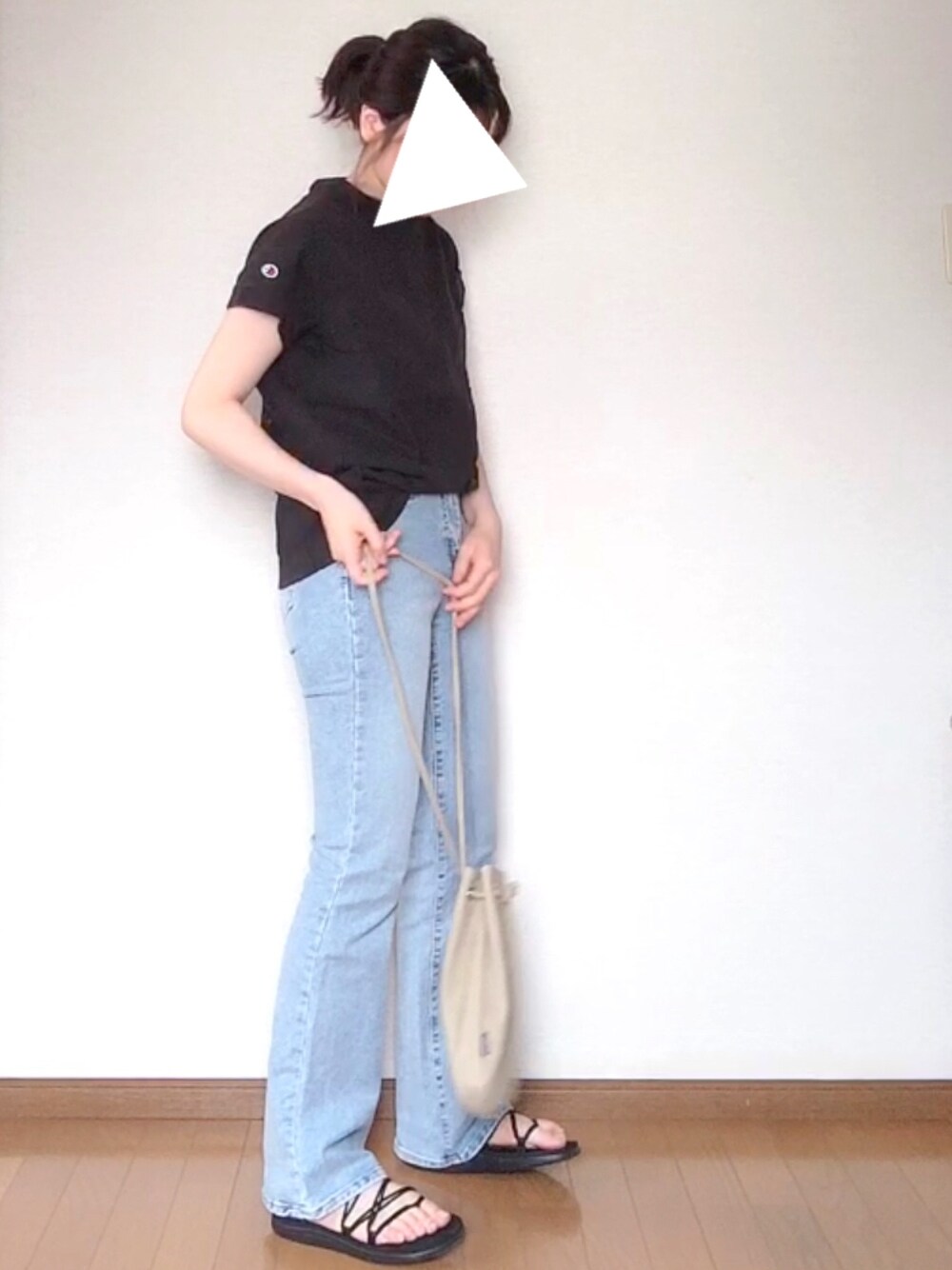 ブラック系のTシャツ/カットソー、ブルー系のデニムパンツ、ベージュ系のショルダーバッグを着用したレディースの夏コーディネートの1枚目の写真