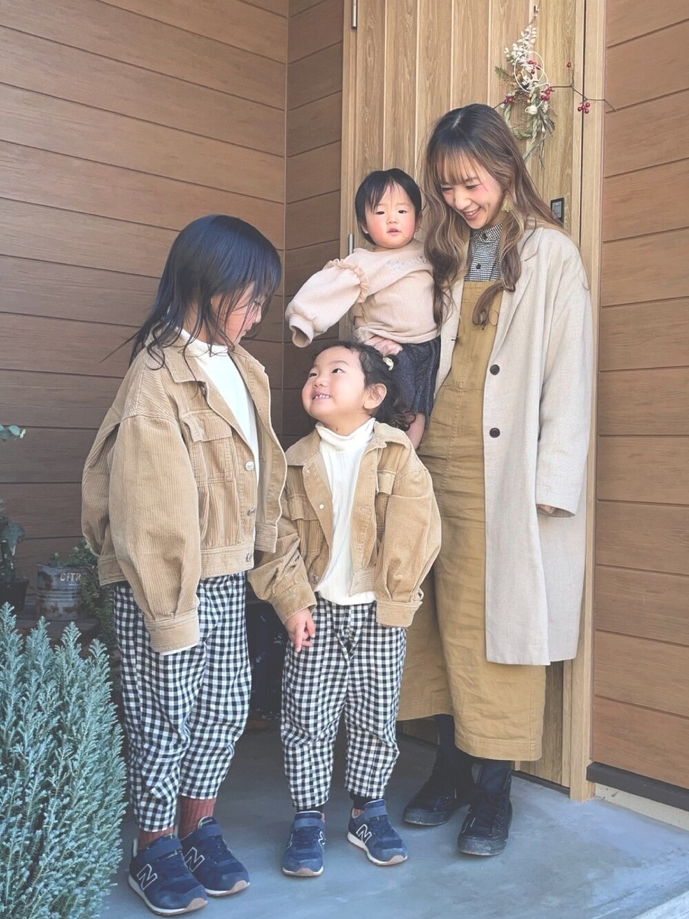 「親子コーデ、おそろいコーデ、姉妹コーデ、リンクコーデ、シミラールック、converse、New Balance」｜「UNIQLOのアイテム（トップス、ホワイト系）」を使った、conahaさん（キッズ・120cm）の冬コーディネートの1枚目の写真
