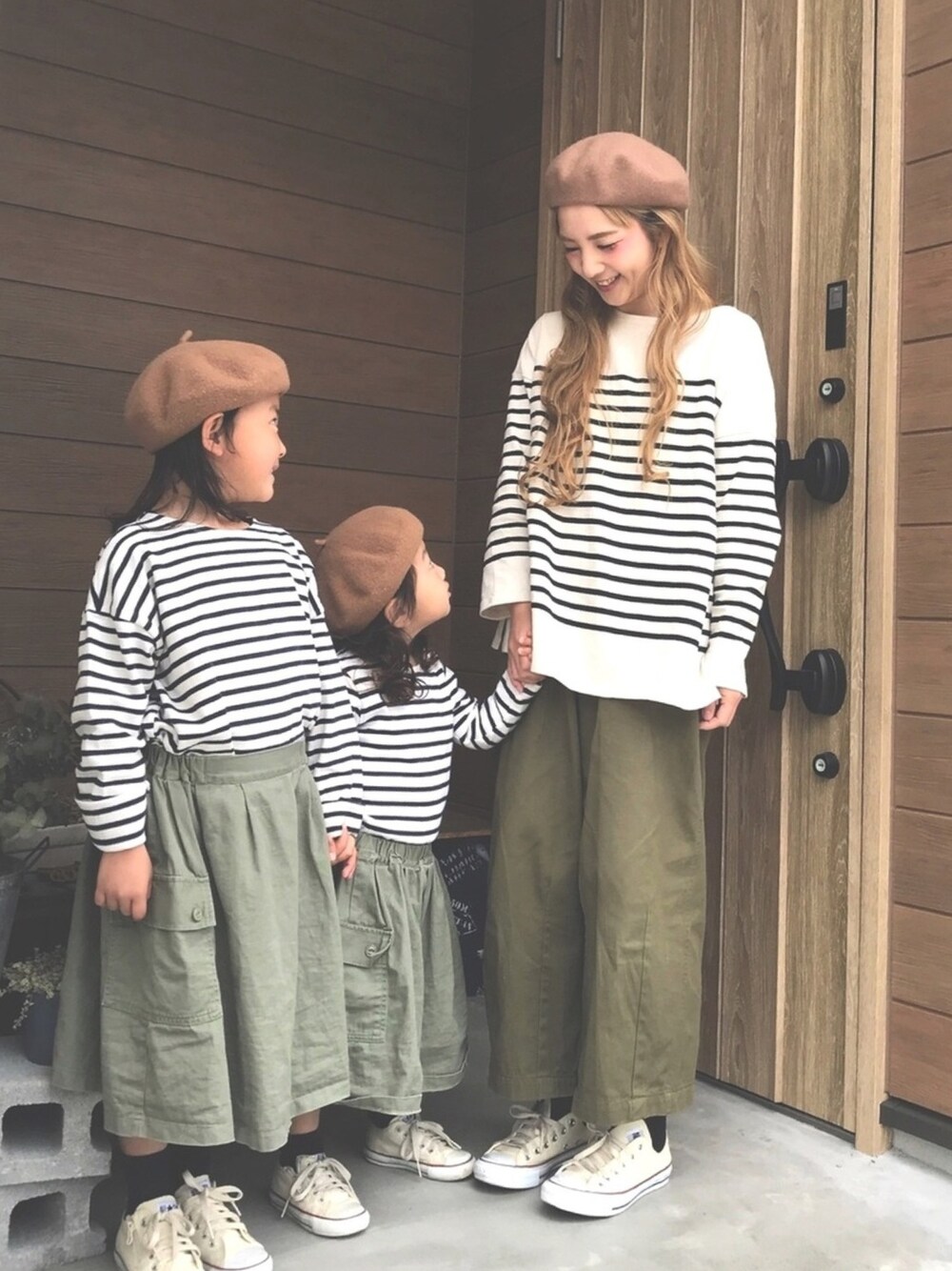 「シンプル、ボーダー、親子コーデ、親子でおそろい、姉妹コーデ、リンクコーデ、converse、キッズファッション」｜「Samansa Mos2のパネルボーダービッグプルオーバー（Tシャツ/カットソー、ホワイト系）」を使った、conahaさん（キッズ・110cm）の春コーディネートの1枚目の写真