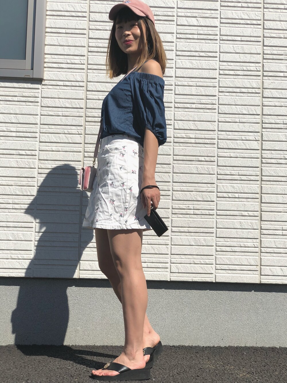 「肩出しトップス、夏コーデ、休日スタイル、プチプラコーデ、お洒落さんとつながりたい、スカート、帽子、キャップ、converse、デートスタイル（WOMEN）」｜「CONVERSEの【CONVERS】ALLSTER HI-W CORDUROY LOW CAP  / 【コンバース】（キャップ、ピンク系）」を使った、ぺいさん（レディース・163cm）の秋コーディネートの1枚目の写真