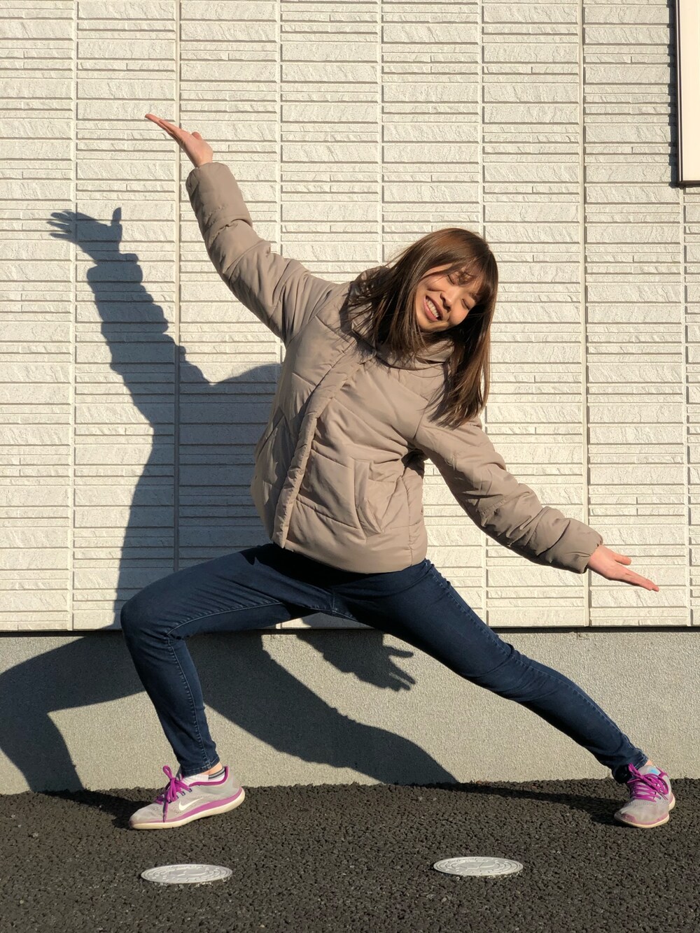 「モノトーン派？カラーコーデ派？、カジュアル、駐車場、UBER、スニーカー、デニムパンツ、earth music&ecology、UNIQLO、NIKE、晴れ」｜「earth music&ecologyのアイテム（ダウンジャケット/コート、ベージュ系）」を使った、ぺいさん（レディース・163cm）の冬コーディネートの1枚目の写真