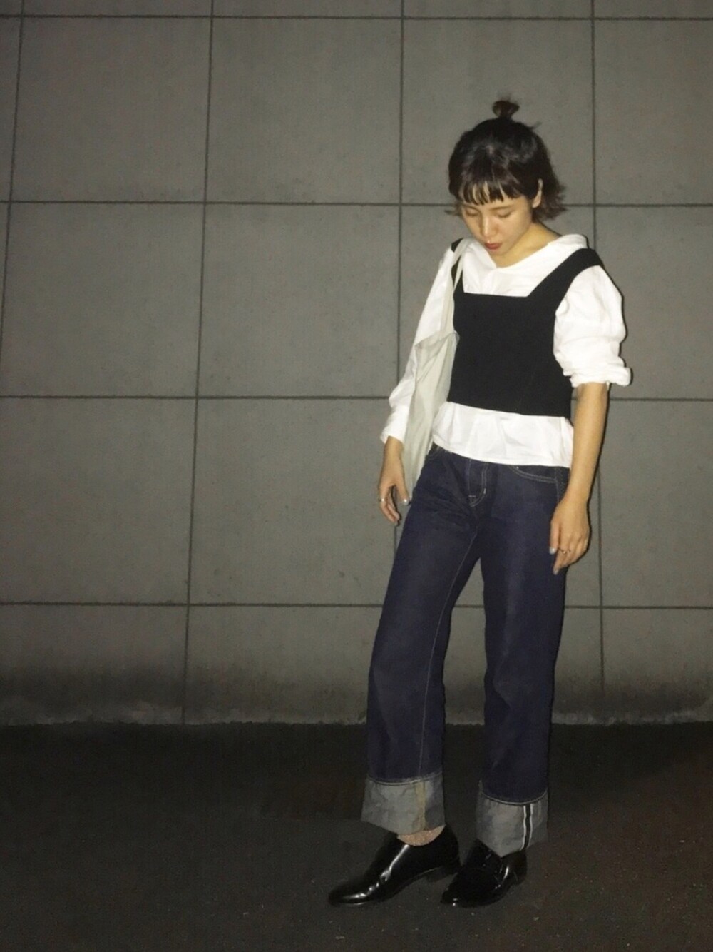「秋のコーデ、オトナカジュアル、デニム、BEAUTY&YOUTH UNITED ARROWS、united arrows、ビスチェ、シャツスタイル、カジュアルコーデ、シンプルコーデ、黒」｜「BEAUTY&YOUTH UNITED ARROWSのアイテム（シャツ/ブラウス、ホワイト系）」を使った、arisa  miyataさん（レディース・158cm）の秋コーディネートの1枚目の写真