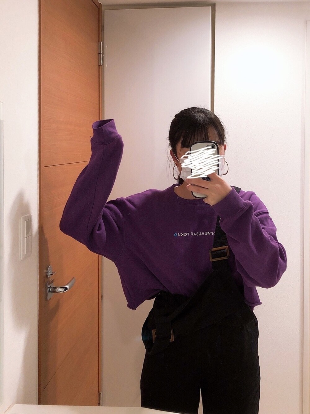 「おしゃれさんと繋がりたい、カジュアル、シンプル、シンプルコーデ、スウェット、WHO’S WHO gallery、サロペット、休日スタイル、大人コーデ、大人カジュアル」｜「WHO'S WHO galleryのBOOGIE BACK刺繍ショートクルースウェット（スウェット、パープル系）」を使った、さこちさん（レディース・160cm）の冬コーディネートの1枚目の写真