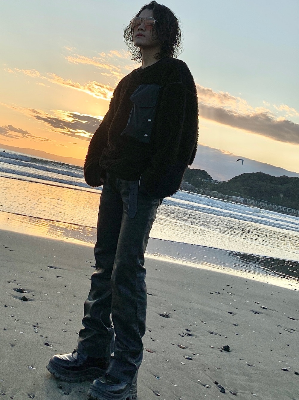 「秋のコーデ、今日のコーデ、カジュアル、黒、秋コーデ、レザーパンツ、海、ブラック、ボア、ニット」｜「Acne Studiosのアイテム（スウェット、ブラック系）」を使った、てった.さん（メンズ・172cm）の秋コーディネートの1枚目の写真