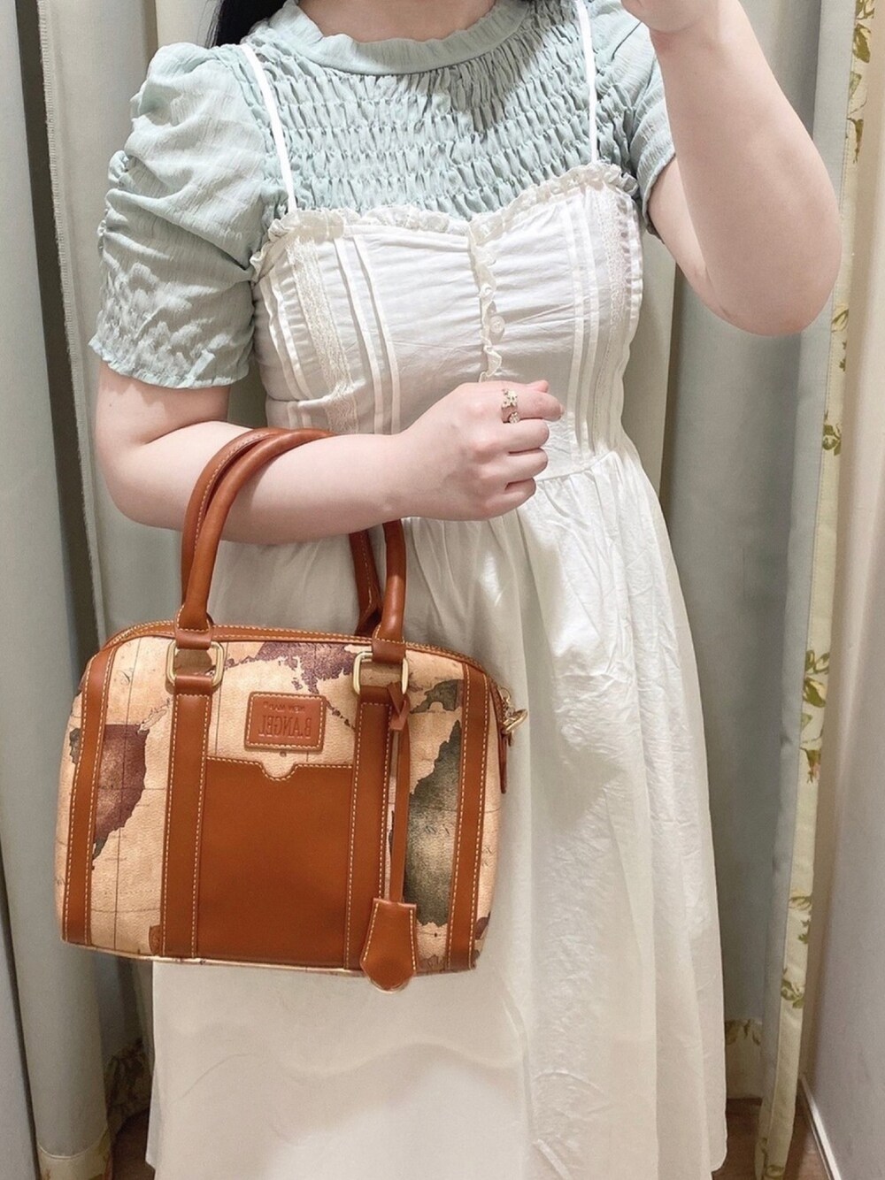 「paravion、パラビオン、パラコーデ、カジュアルガーリー」｜「Clice de Parisのk/地図柄ボストンBAG（ボストンバッグ、ブラウン系）」を使った、natsumiさん（レディース・154cm）の春コーディネートの1枚目の写真