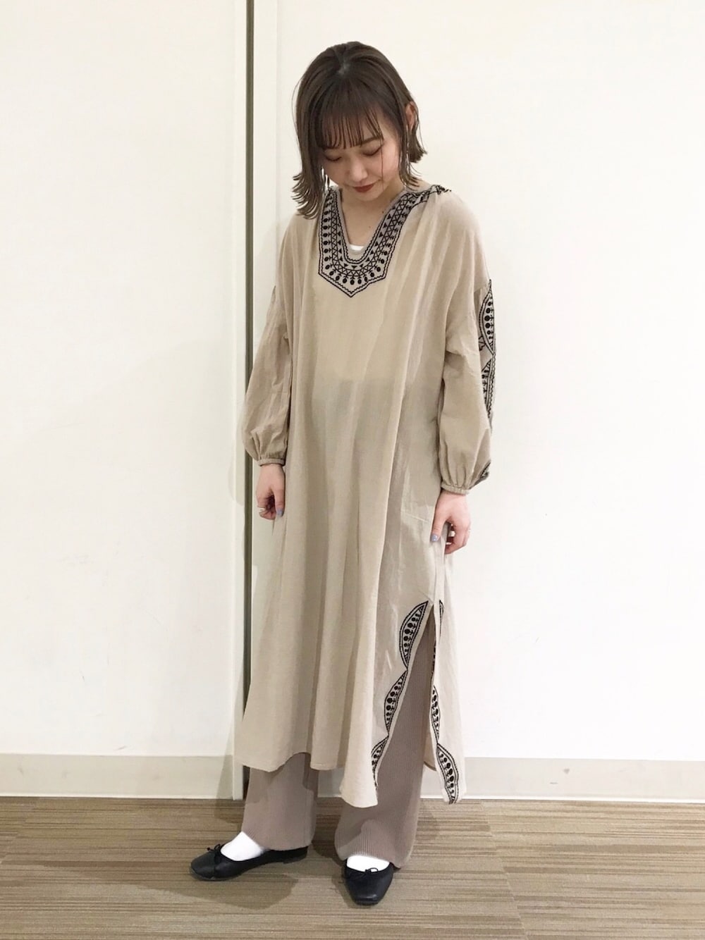 極美品❤️アーバンリサーチドアーズ 刺繍 エンブロイダリーマキシワンピース　白紺 極美品 アーバンリサーチドアーズ 刺繍 エンブロイダリーマキシ